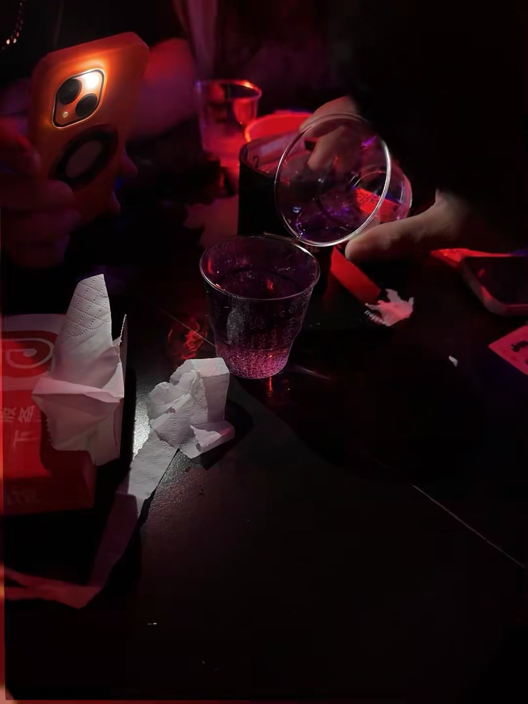 深夜KTV续杯现场｜这杯紫葡萄汽水是今晚唯一清醒的证据