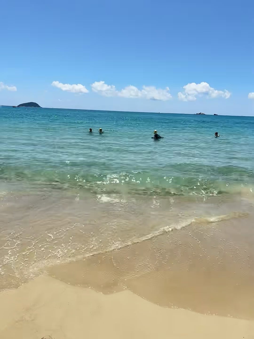 海浪推着脚印跑，人却在水里偷懒～