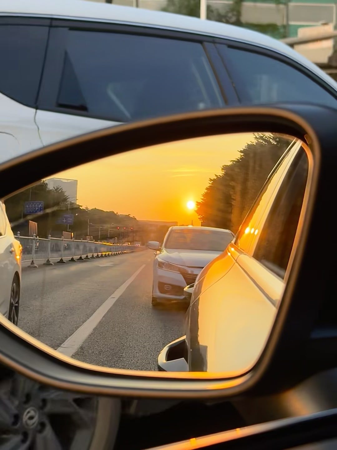 后视镜里偷拍的夕阳｜通勤路上突然被暖到