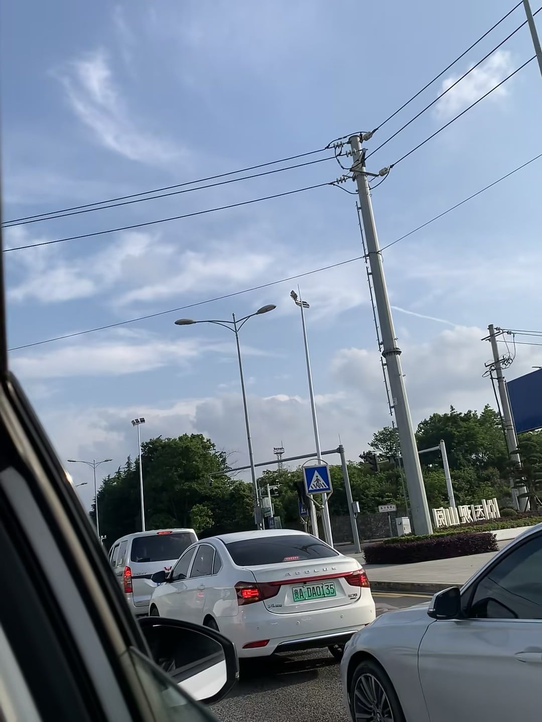通勤堵车日常：白车绿牌+电线杆的午后，像极了在拍《都市生活速写》