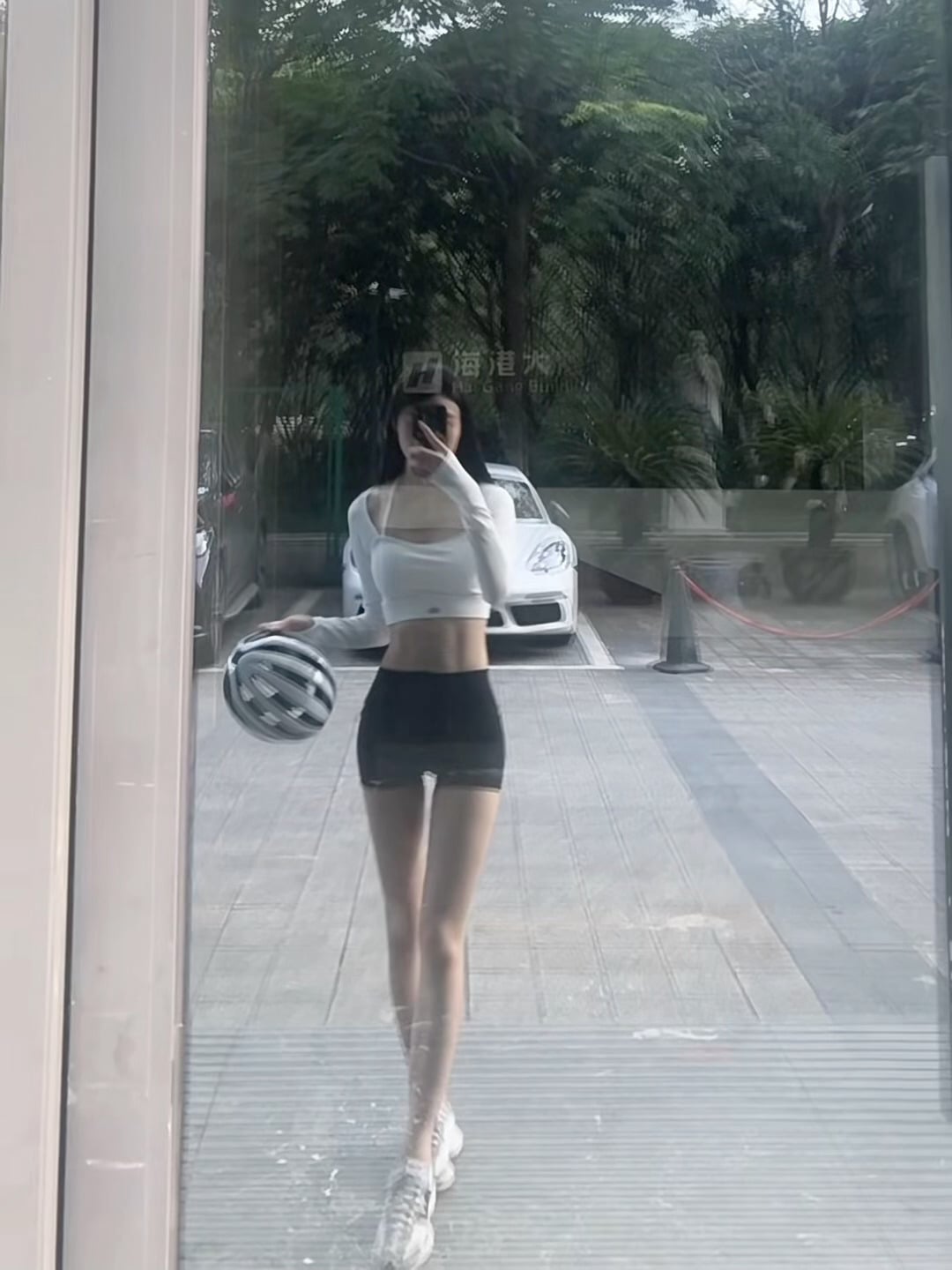 刚从健身房出来，顺手把球塞进包里——这辆保时捷在停车场等我打卡？