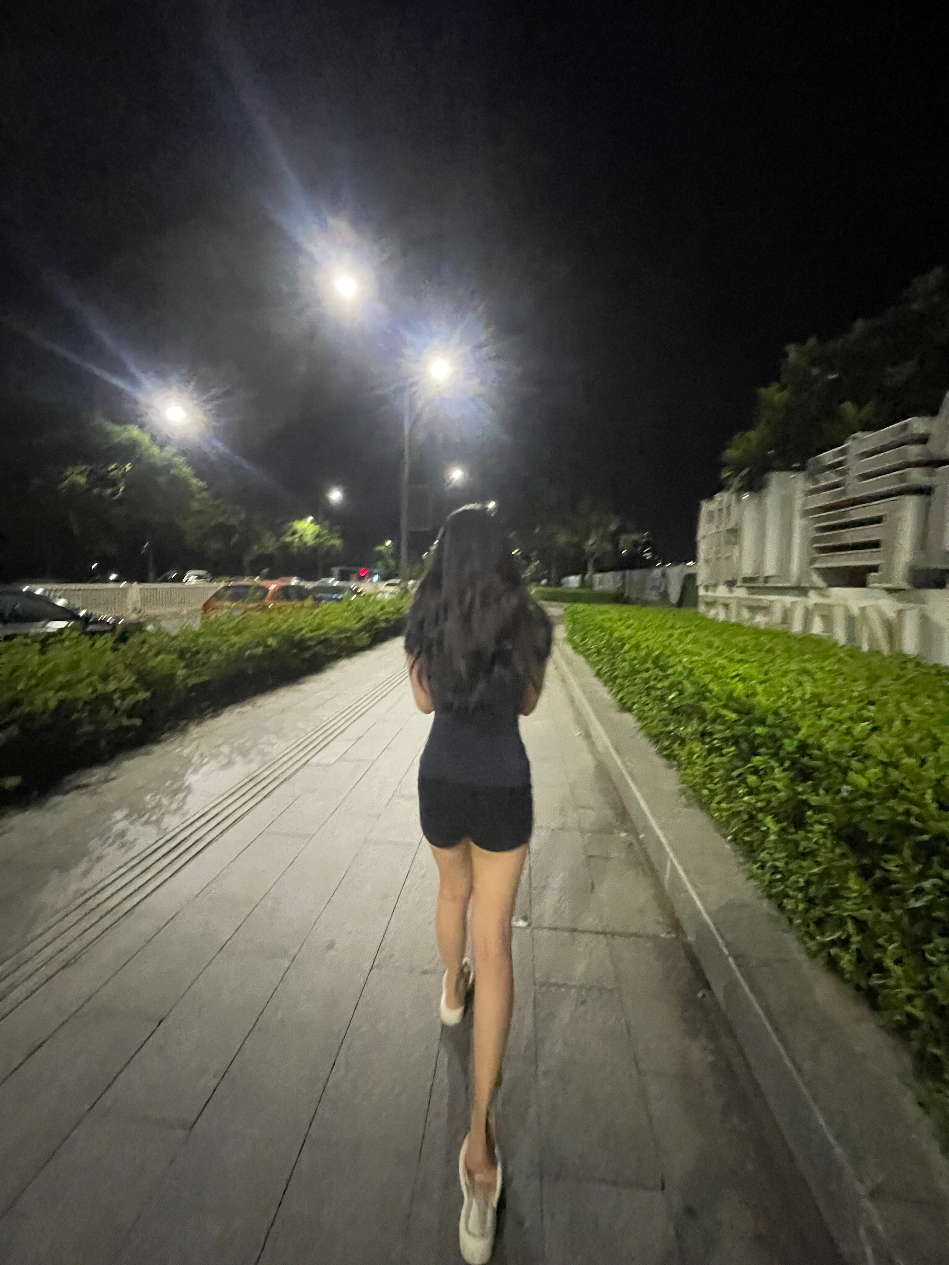 夜跑后路灯下甩头发的自由感 🌃
