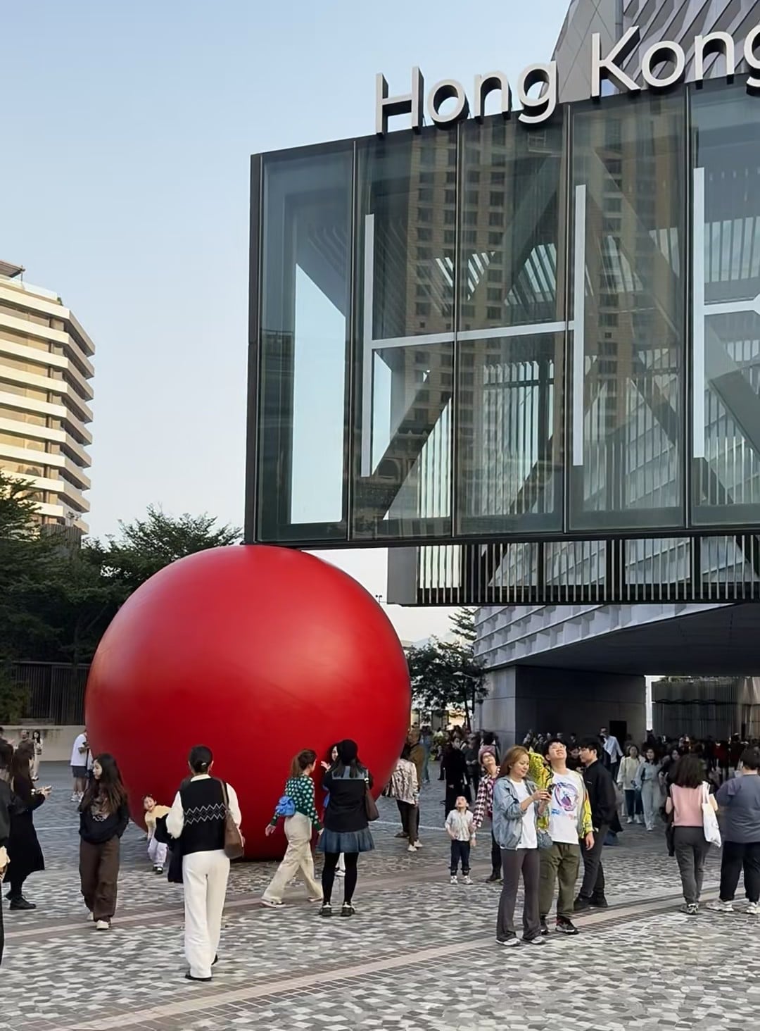 路过HK艺术区，这个红球突然闯进我的日常｜今天在M+前被它撞了一下腰