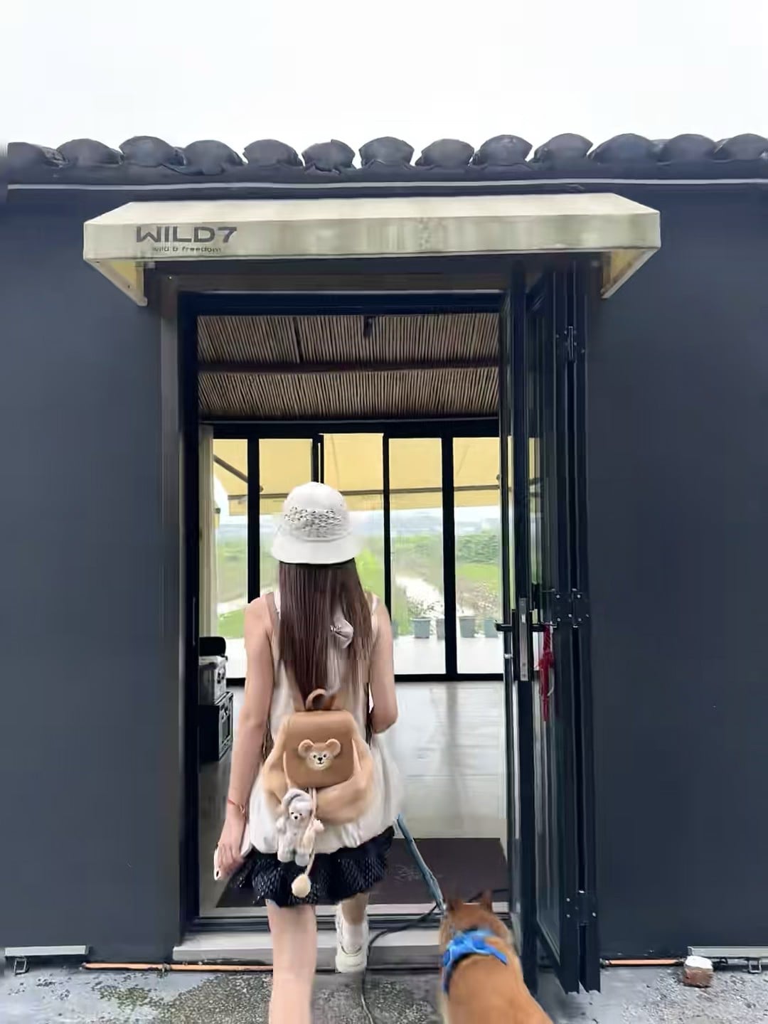 遛狗顺路打卡新店，门口小熊背包和我一样乖～