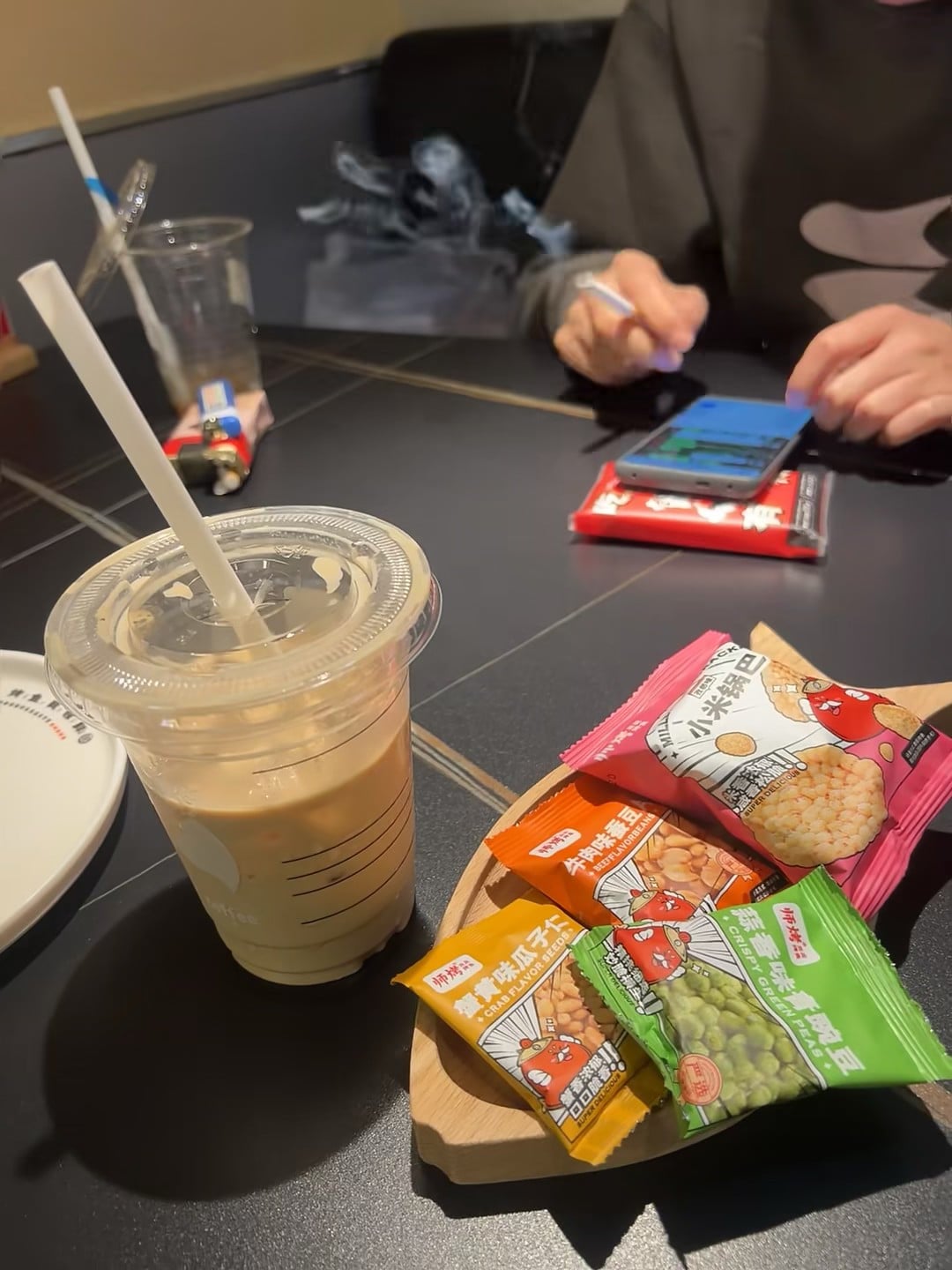 咖啡凉了，瓜子还热乎…今天在街角小馆子摸鱼到三点