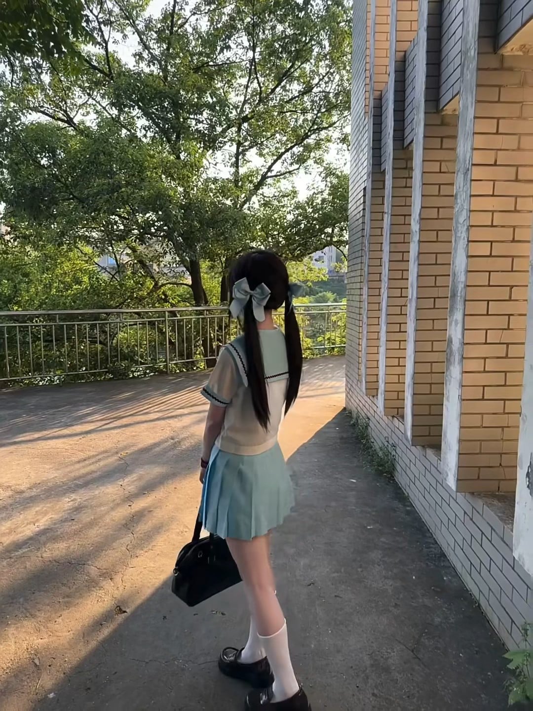 今天在校园边小径偶遇的‘青涩少女感’，连风都慢了半拍～