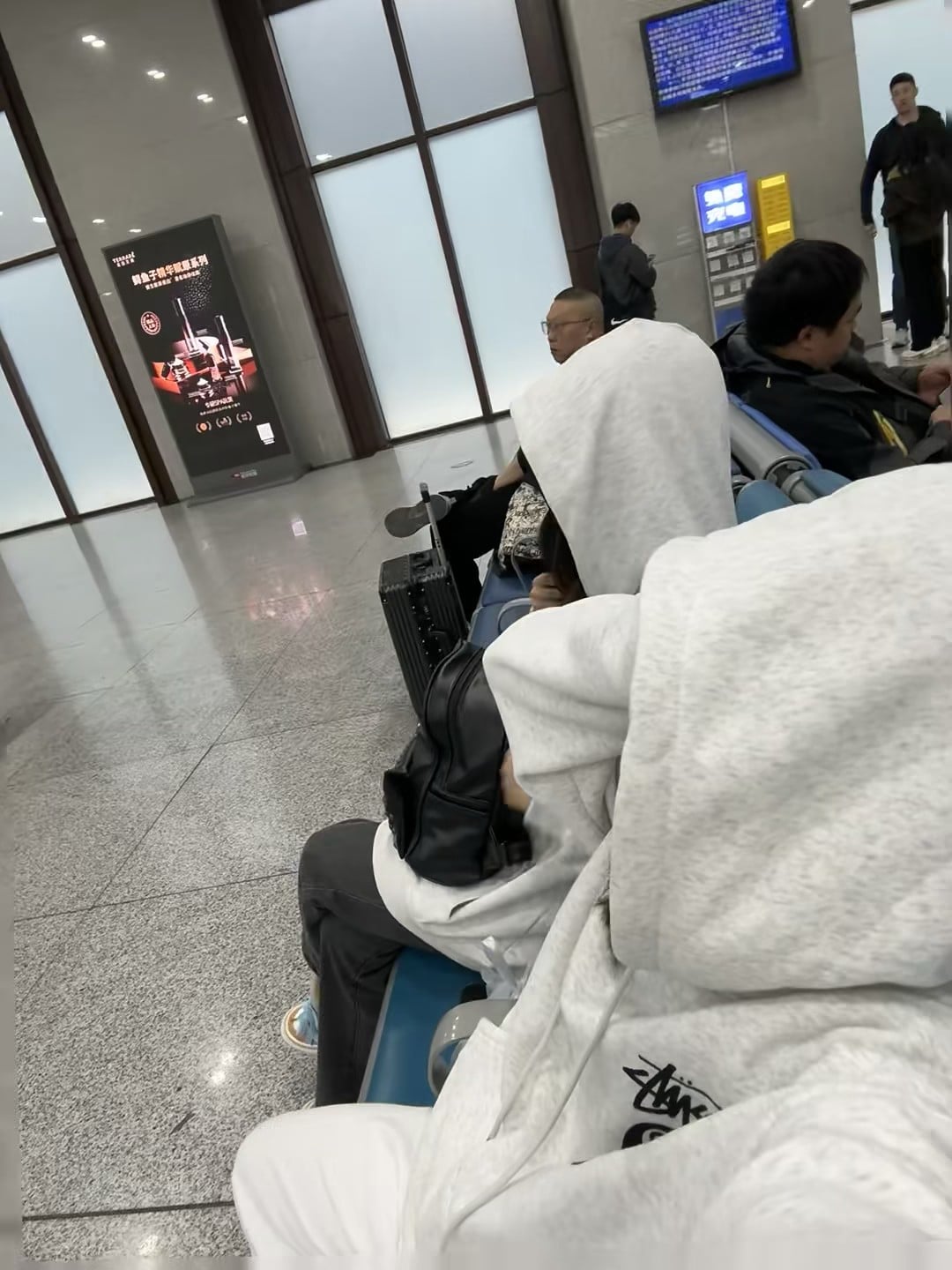 候机厅的静默时刻：白卫衣+黑包=今日出门标配 🧊