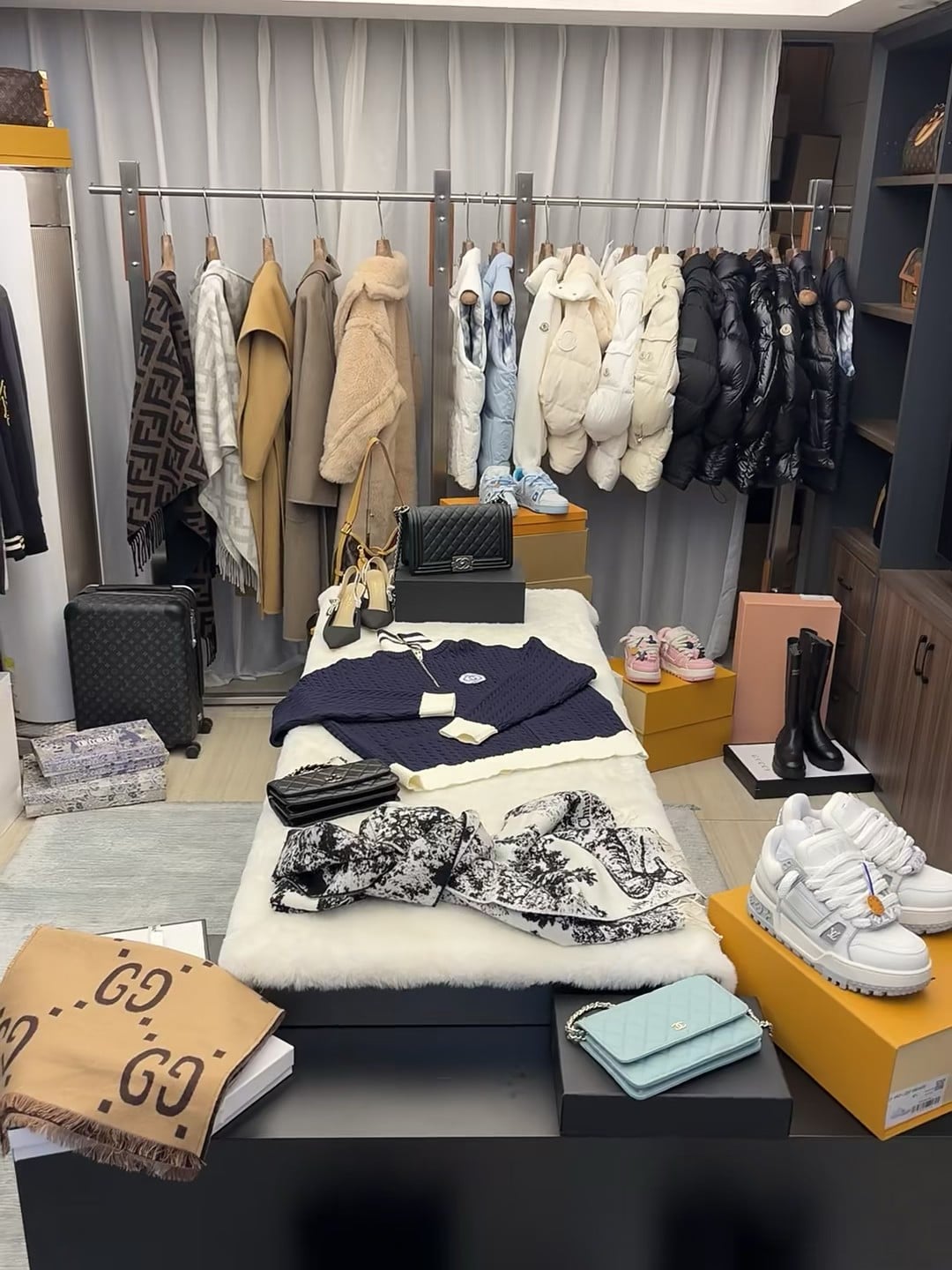 今天在街角那家二手精品店蹲了俩小时…毛衣配围巾是绝配！