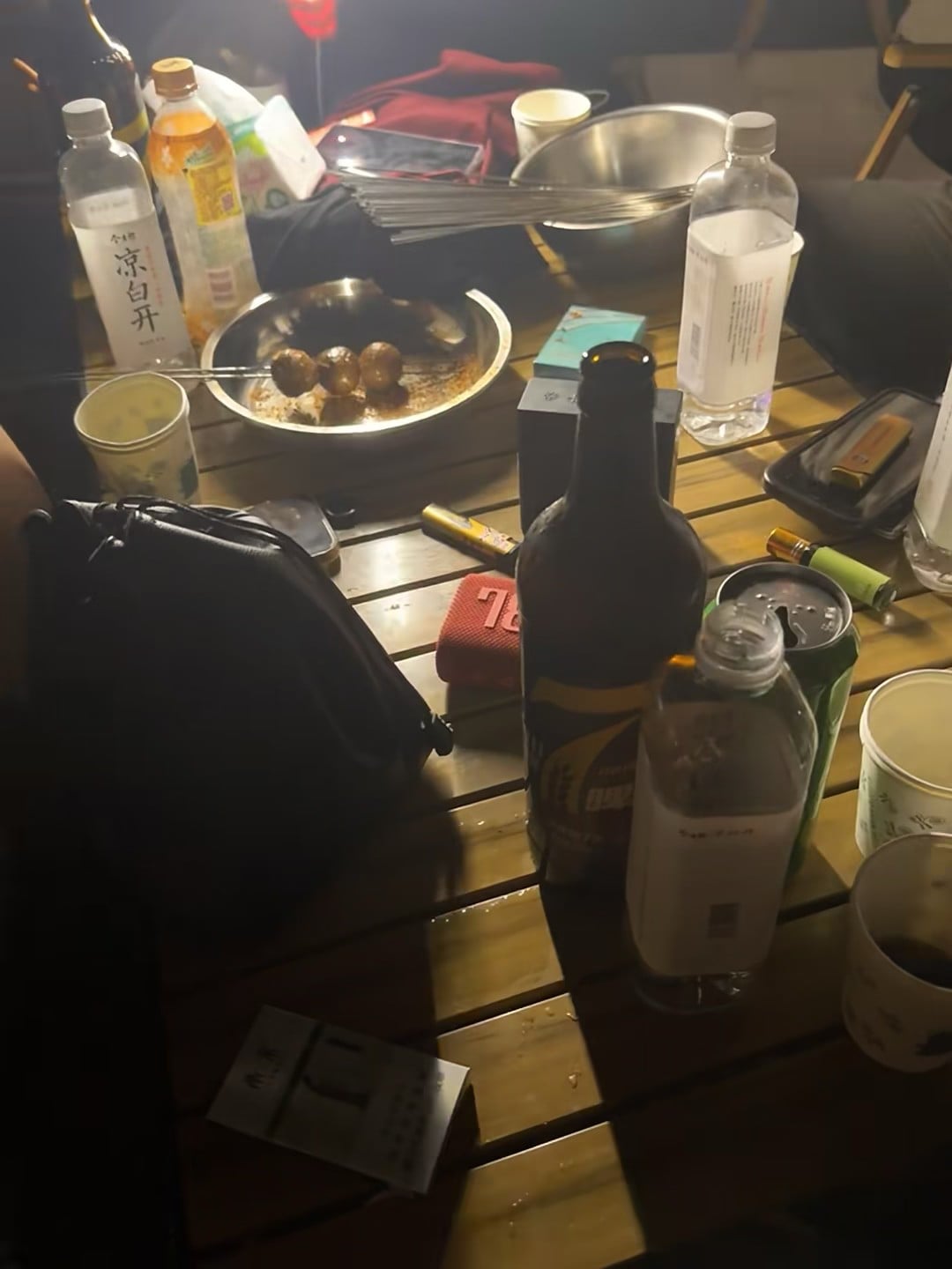 夜市收摊后的小确幸：3个烤丸子+1瓶冰啤酒=今晚的宇宙中心