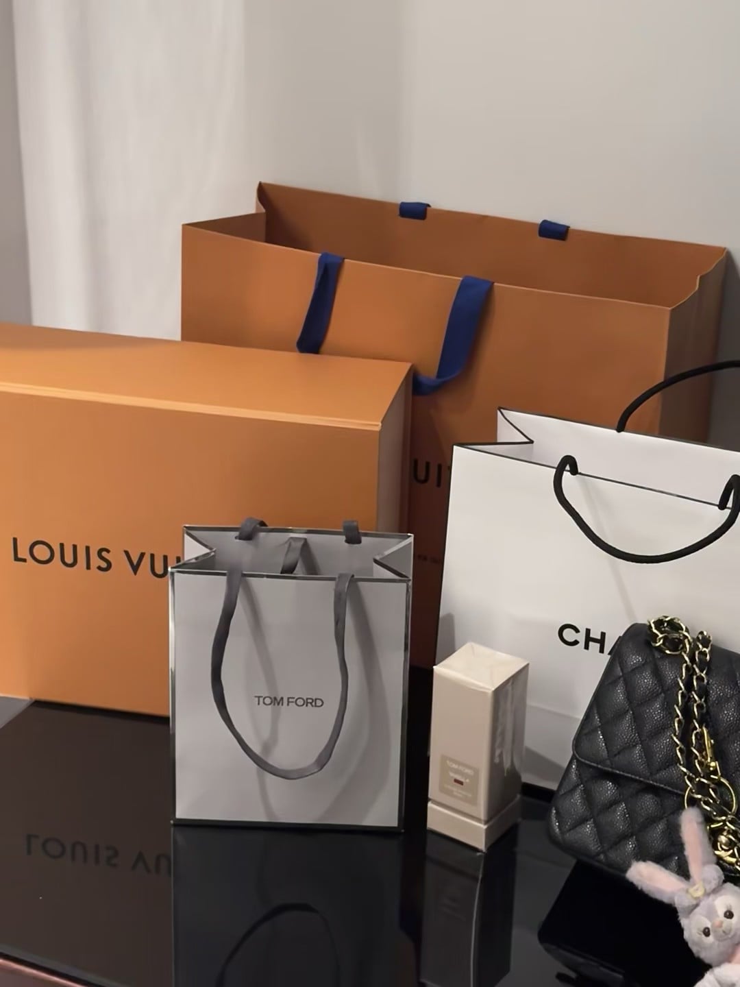 新家第一波战利品｜LV盒子堆成小山，Tom Ford的灰袋子最乖