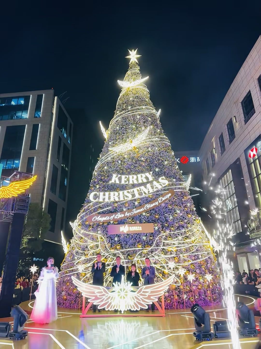 今晚在City Walk的终点，被一棵会发光的圣诞树截胡了✨