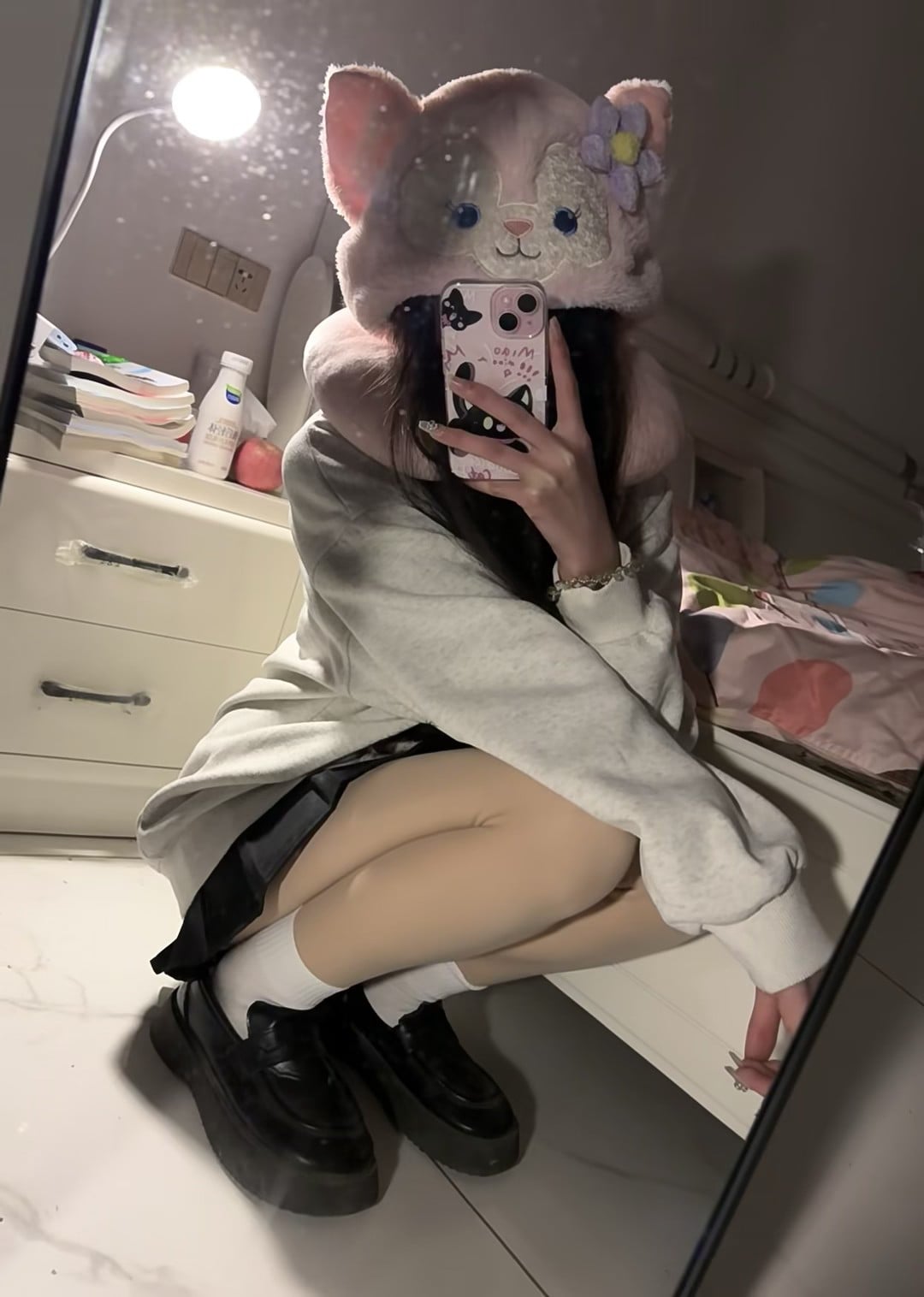 今天在宿舍蹲成小猫，毛茸茸的帽子比空调还管用 🐱