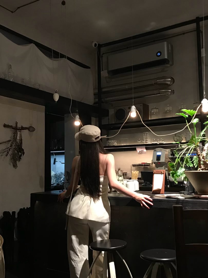 傍晚的吧台角落，光和影在说悄悄话