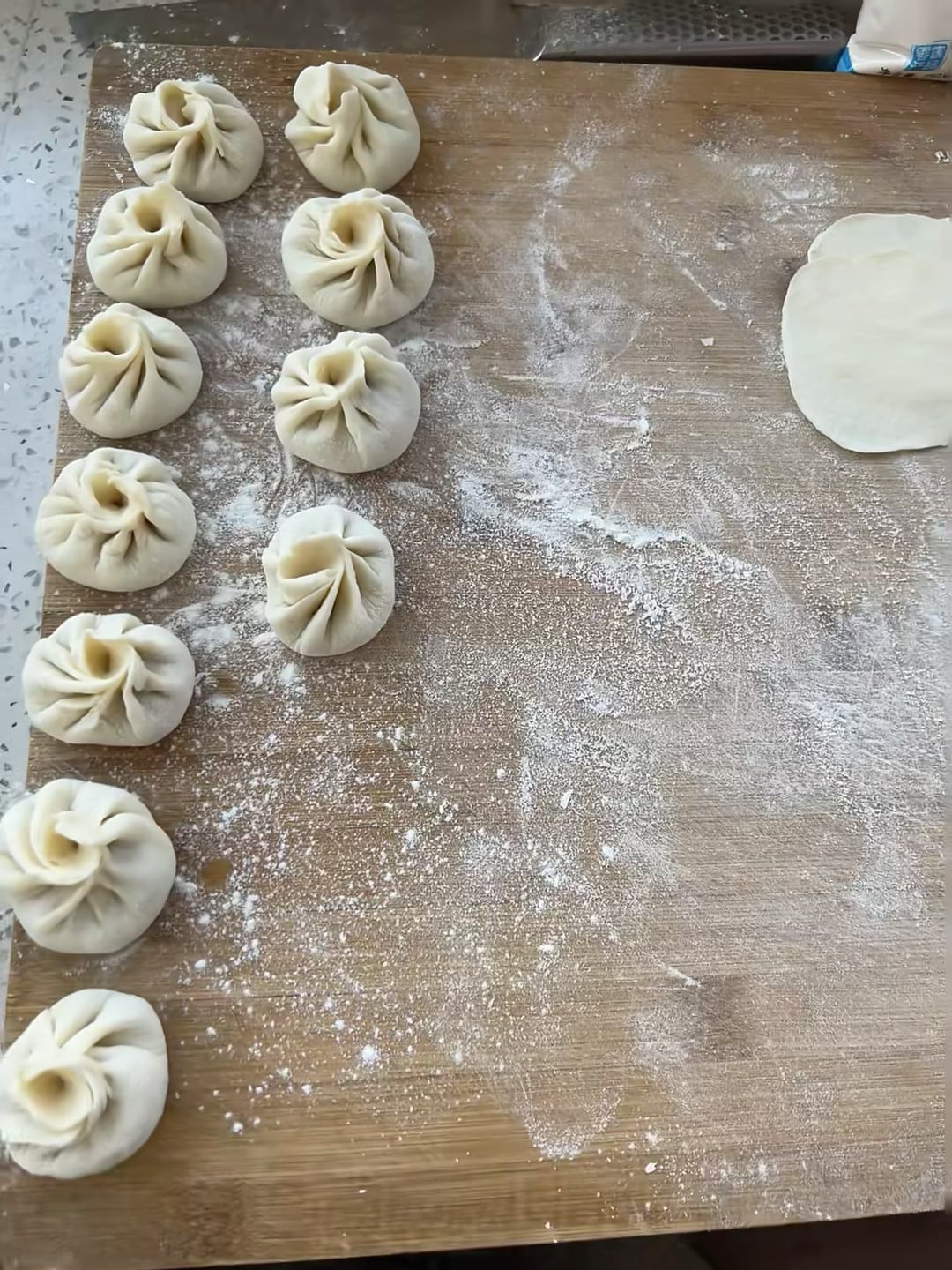 今天在厨房练手包包子，面粉撒得比楼下咖啡馆还多