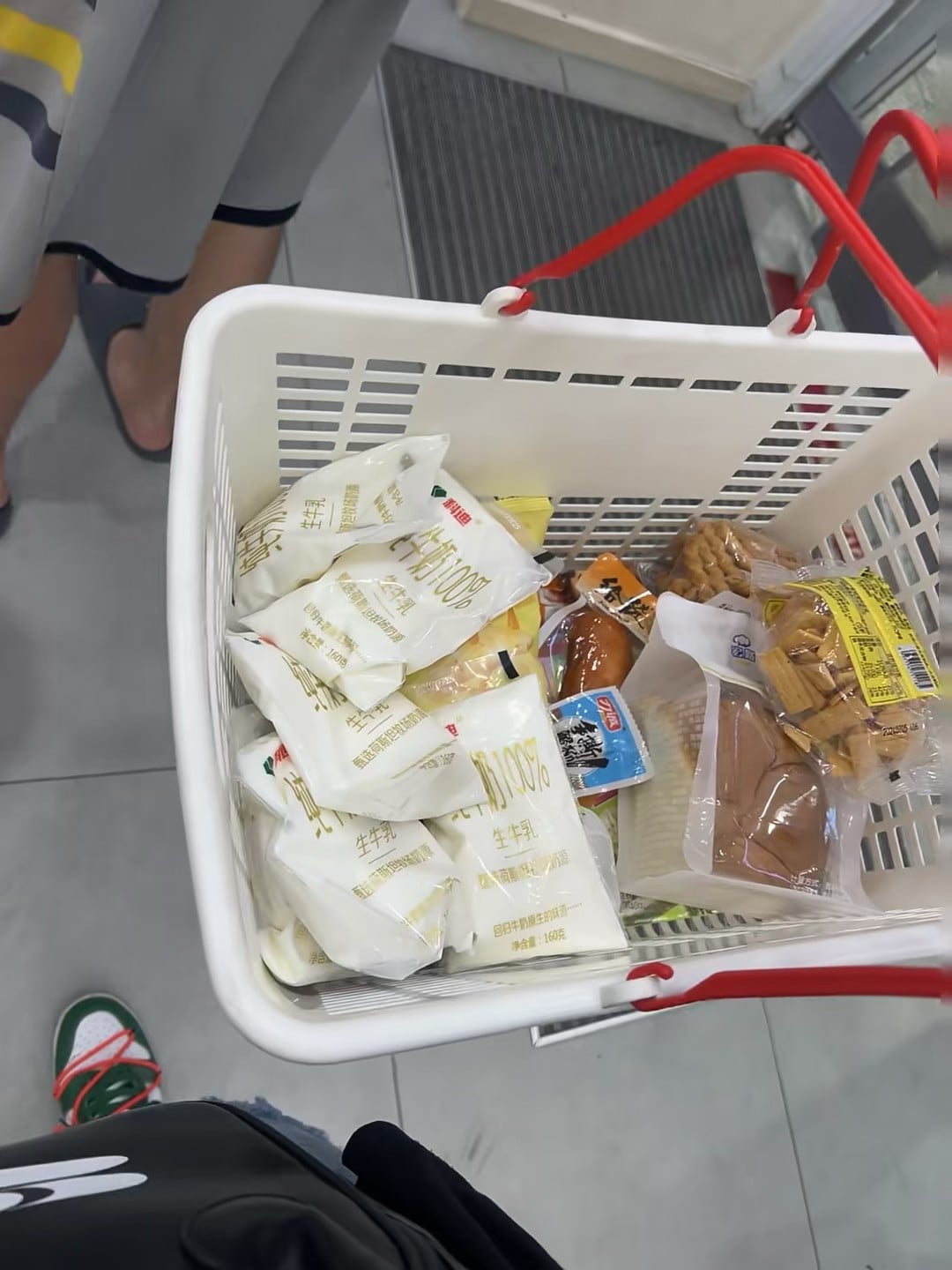 超市战利品｜160g生牛乳堆成小山丘，今天在社区超市囤了点‘奶’