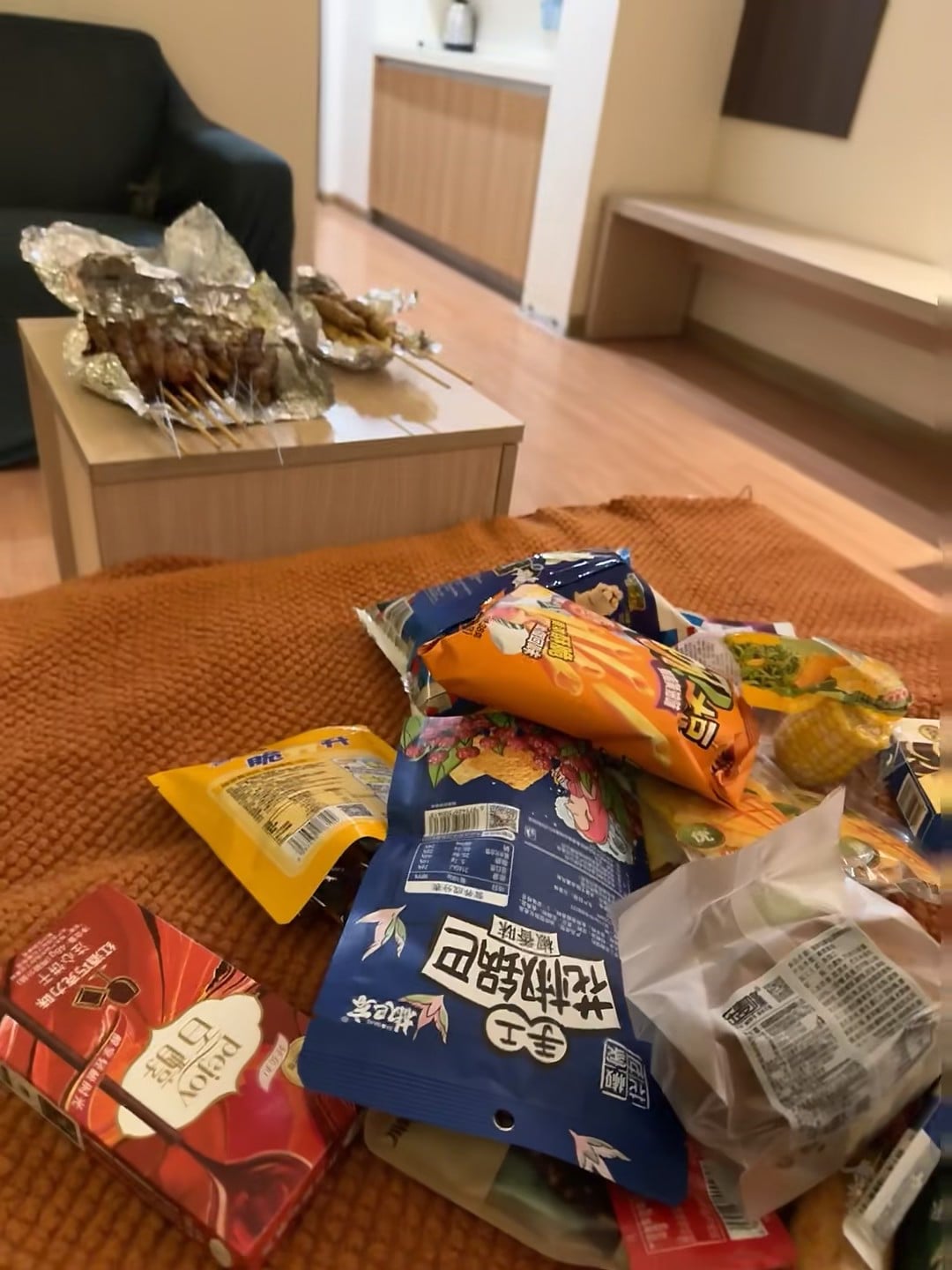 周末宅家的快乐：烤串+零食堆成小山丘 🍢🍿