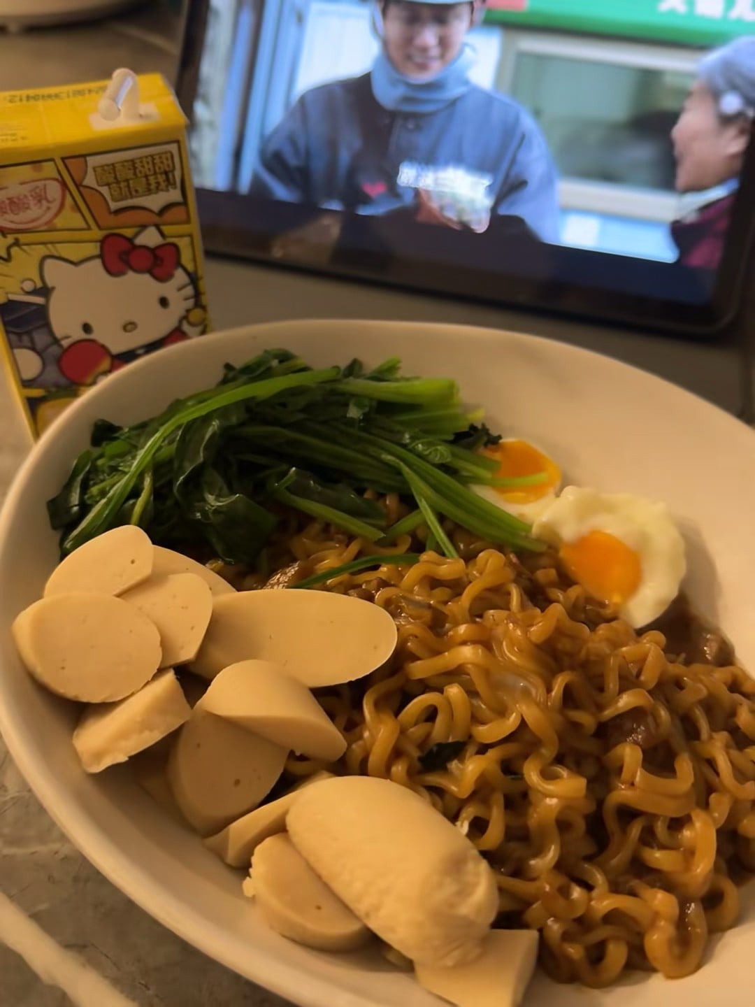 今晚的泡面加料局：菠菜+溏心蛋+豆腐肠，追剧配零食最治愈