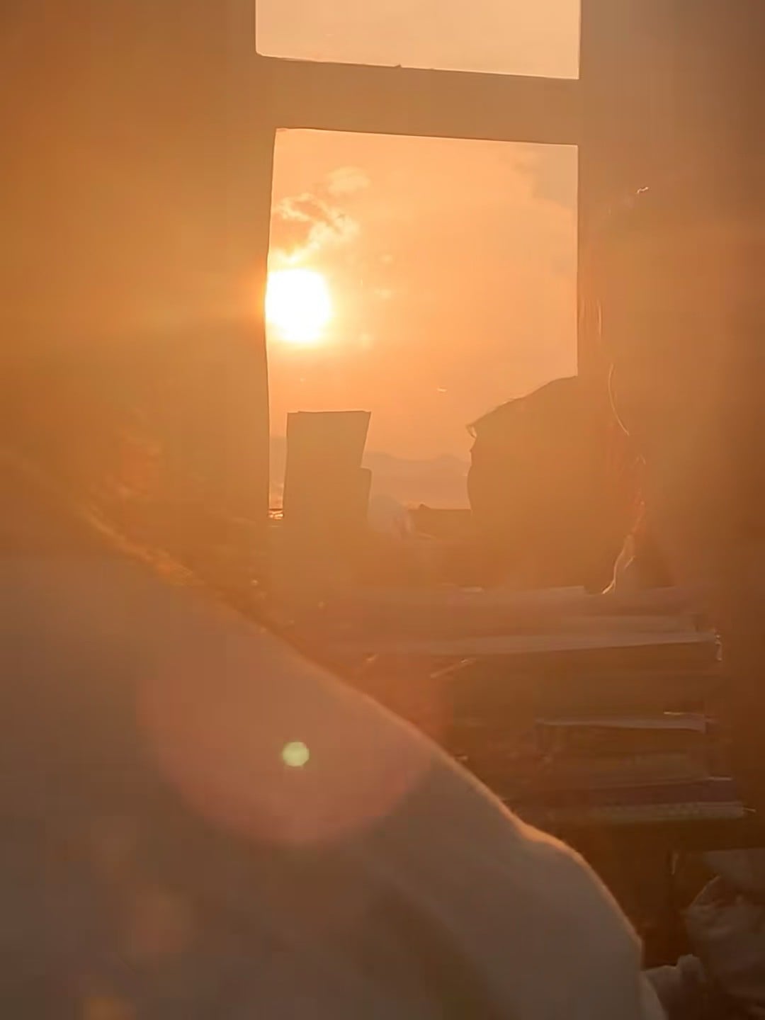 下班前偷拍的夕阳，金光把整间办公室都泡成琥珀色了✨