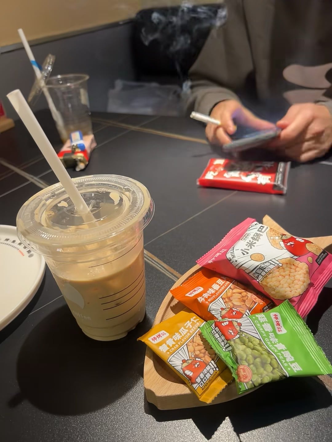 咖啡凉了，烟也快灭了，但小零嘴还很新鲜～