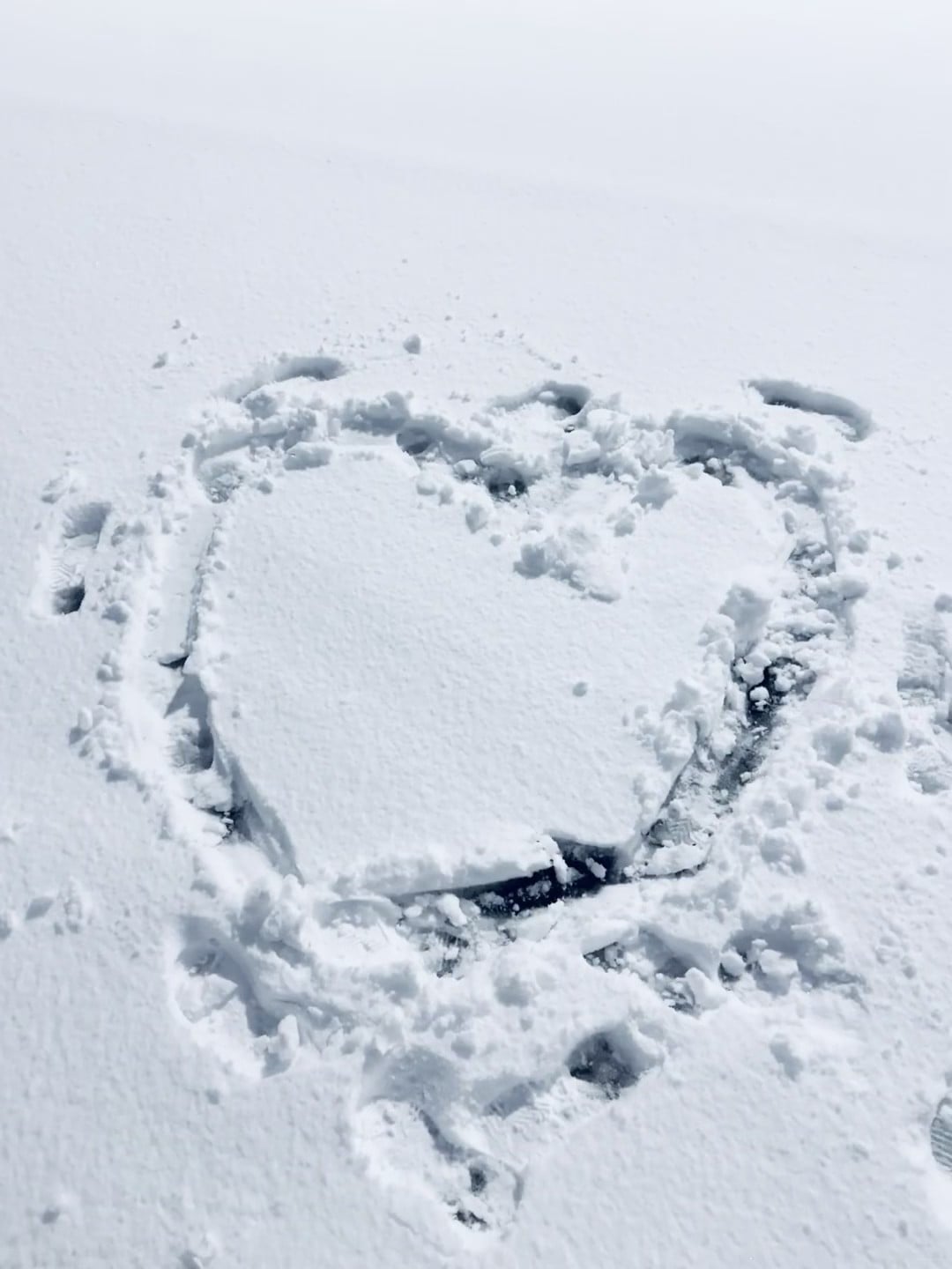雪地里突然冒出来的心形，像被谁悄悄画的