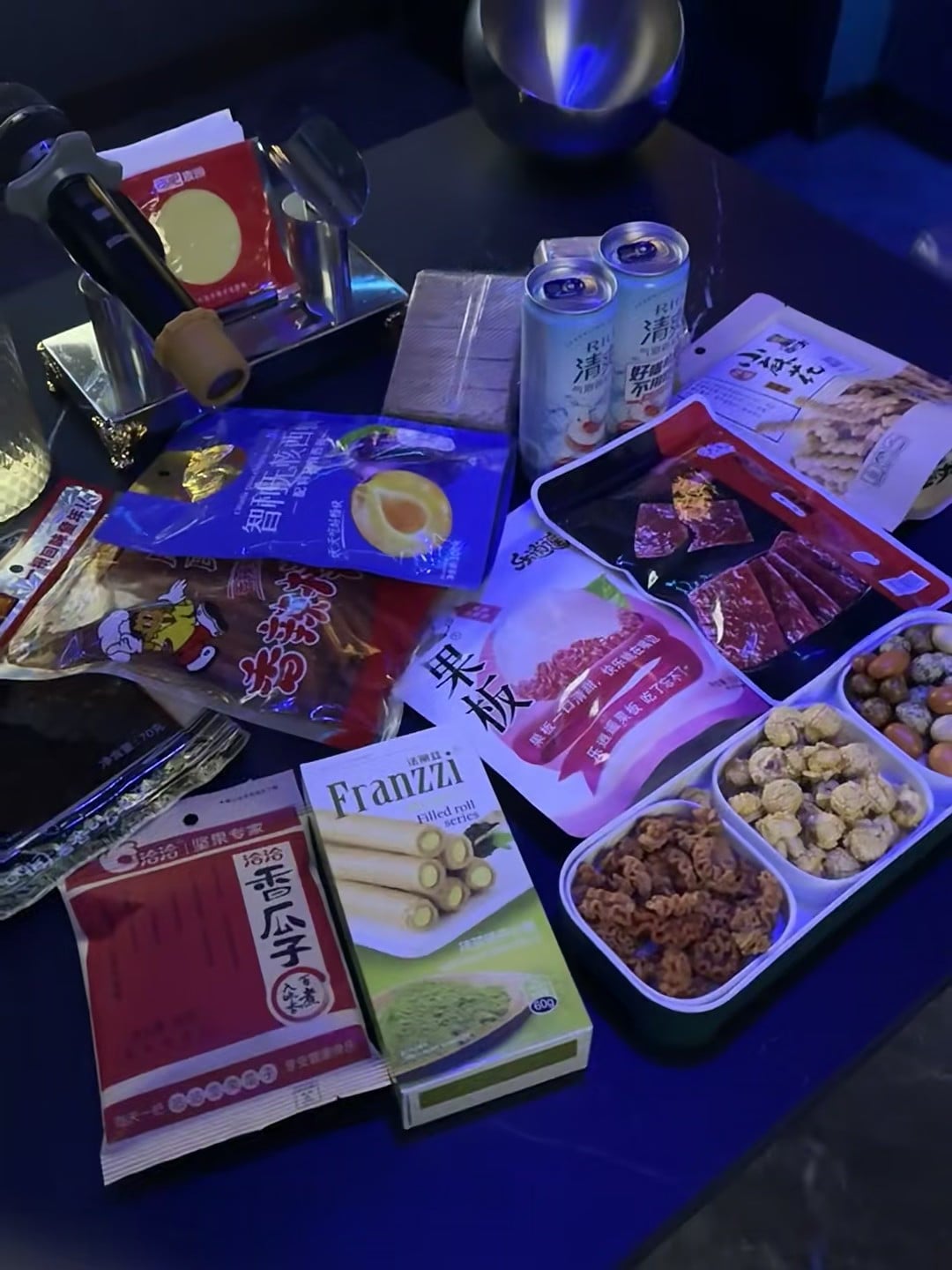 深夜小桌板｜把超市零食塞进KTV包厢？今晚的快乐是国产味儿的