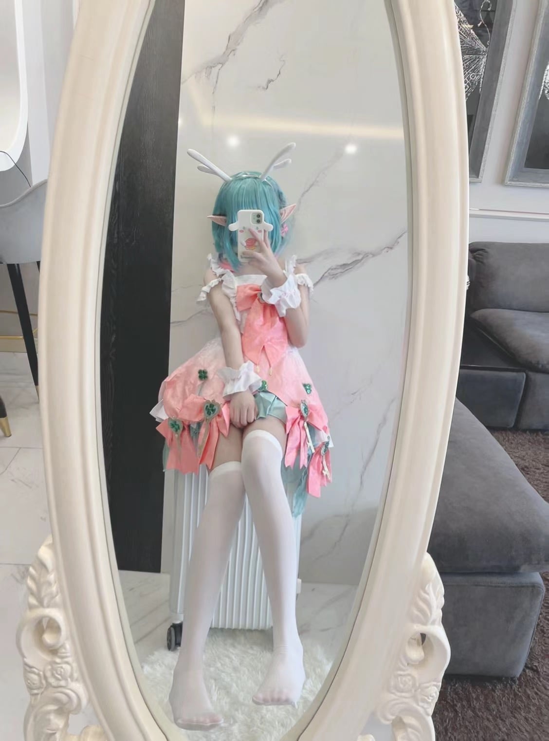今天在镜子里偷看自己，像从童话里逃出来的兔子 🐰