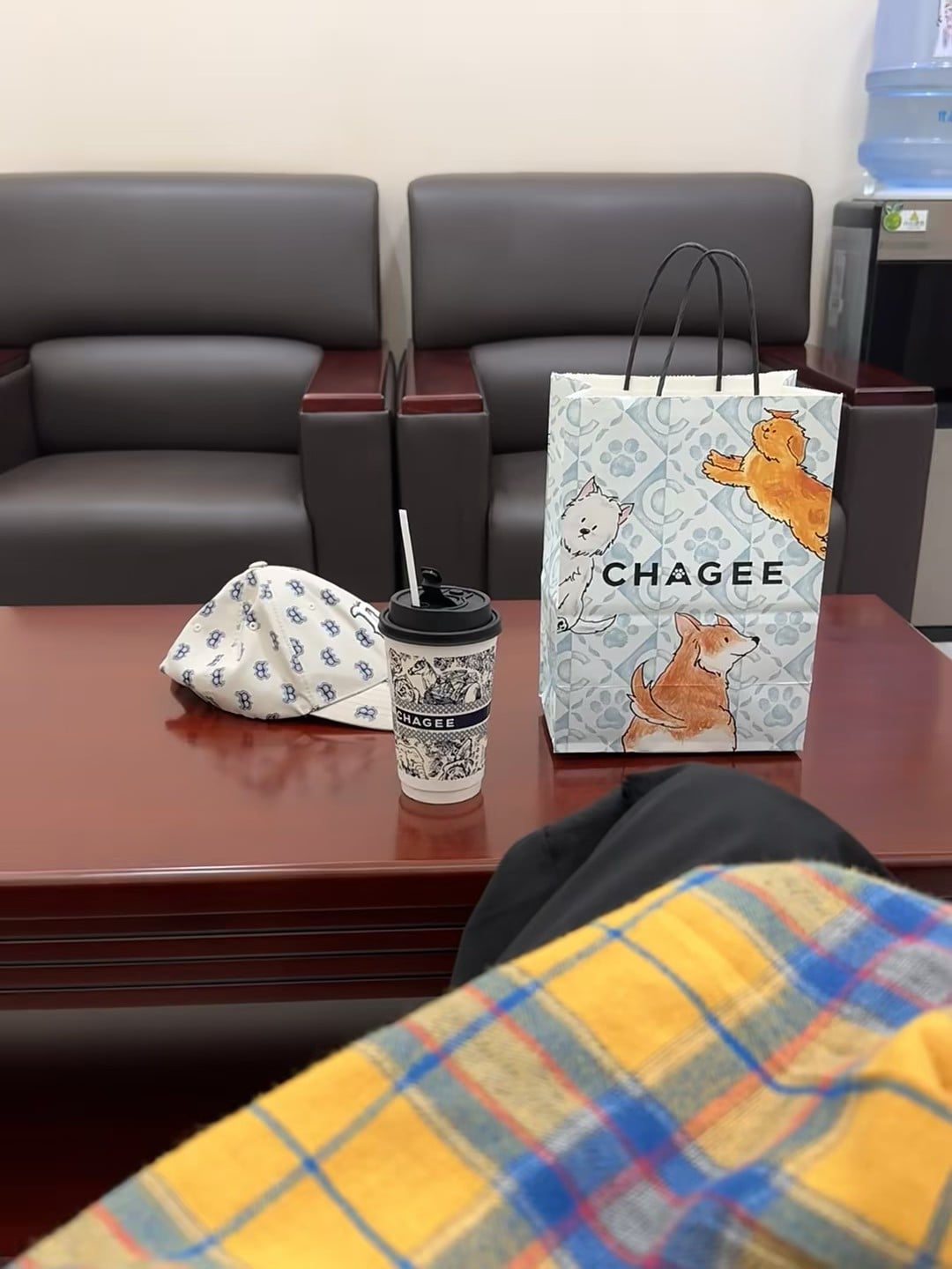 CHAGEE 的下午茶时间，连帽子都穿了同款小狗狗