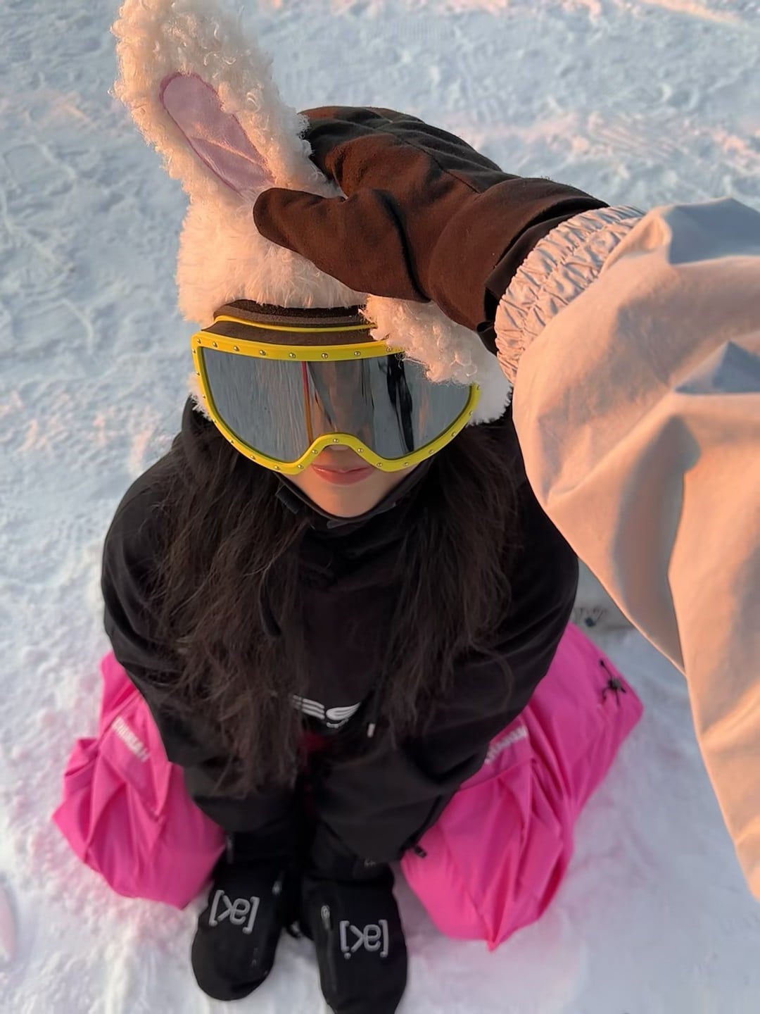 雪地蹲蹲被摸头的瞬间｜谁懂啊 bunny 耳朵在风里炸毛
