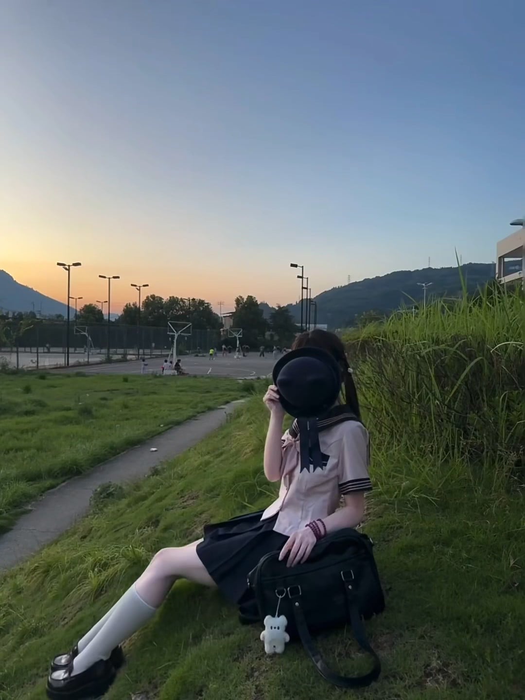 傍晚操场边的‘暂停键’｜校服+礼帽=今日份复古感