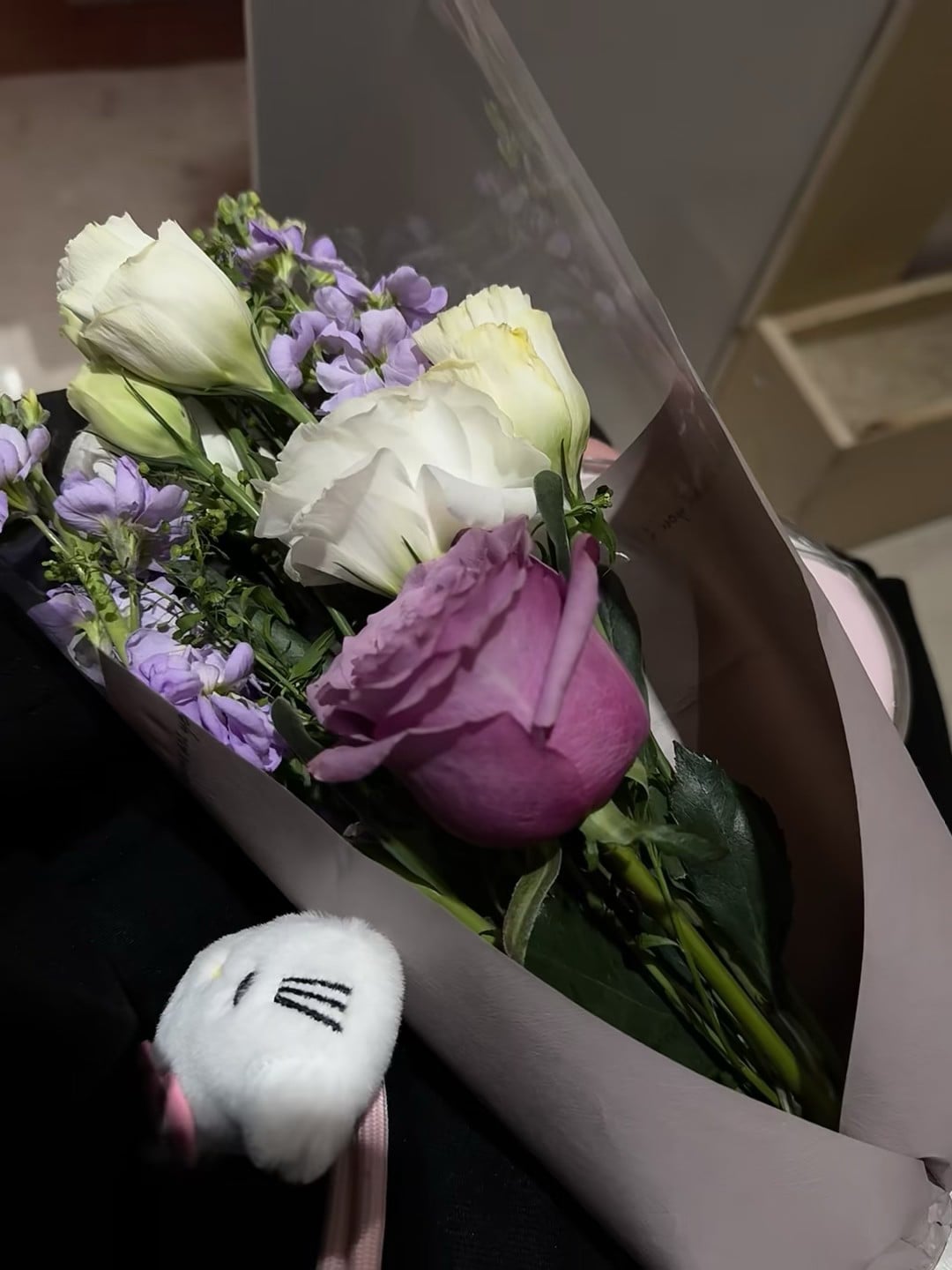 今天在咖啡店角落捡到一朵紫玫瑰，连纸袋都写着‘you are lovely’