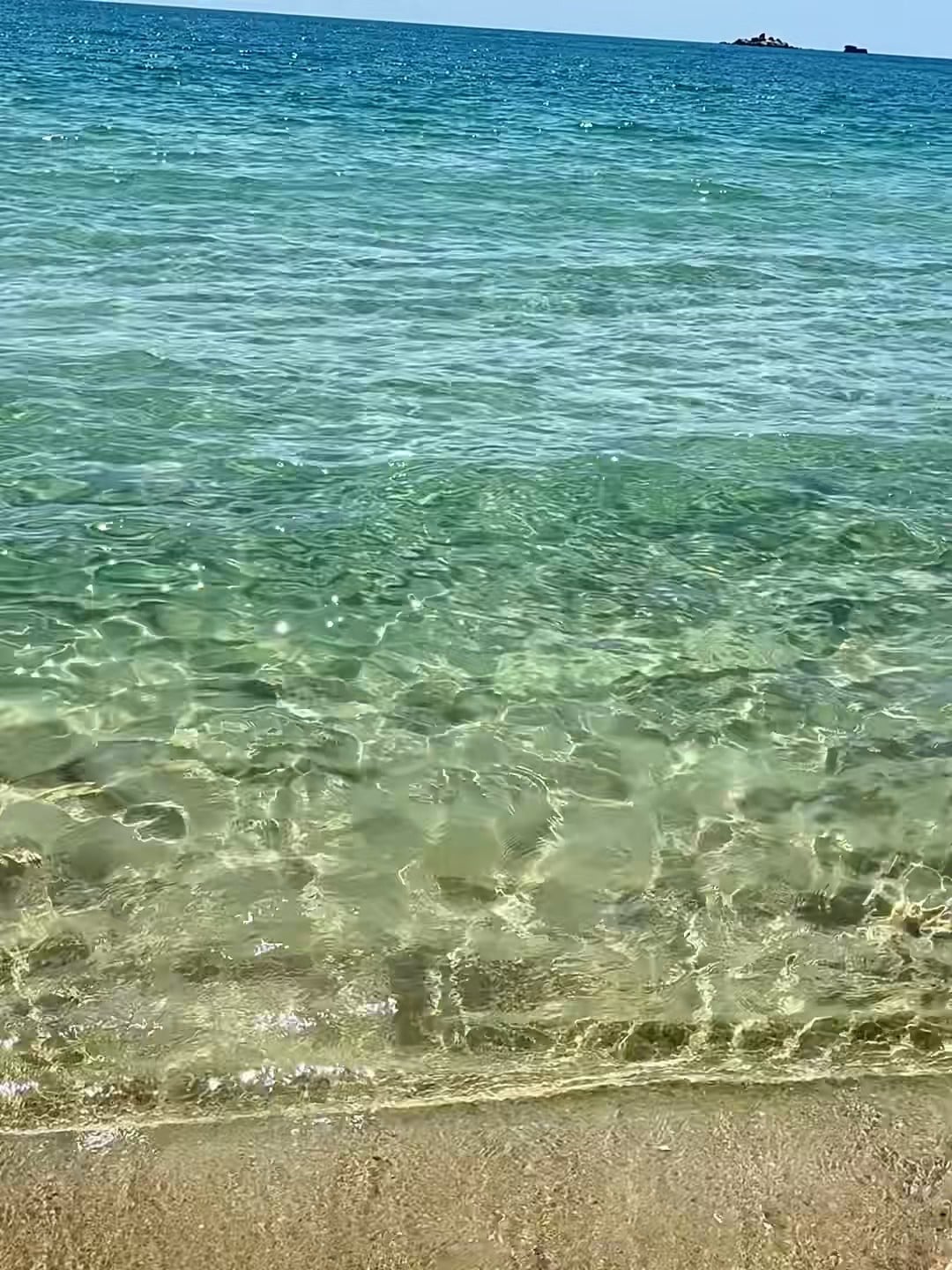 海边浪花把脚丫子泡成青绿色了…这水也太通透了吧