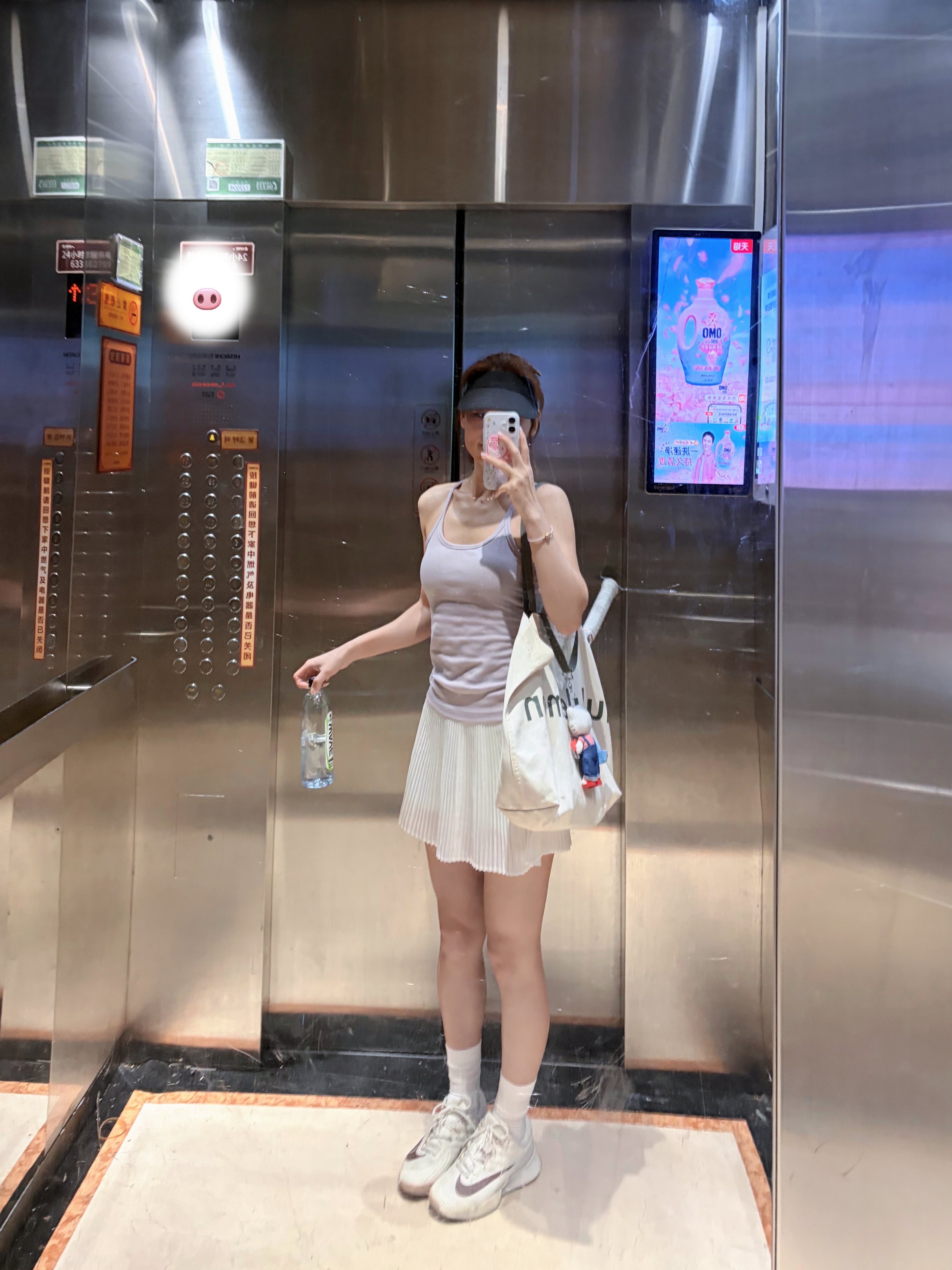 电梯里突然被自己帅到…今天穿了心水的奶杏色小裙子，配双老爹鞋稳稳的