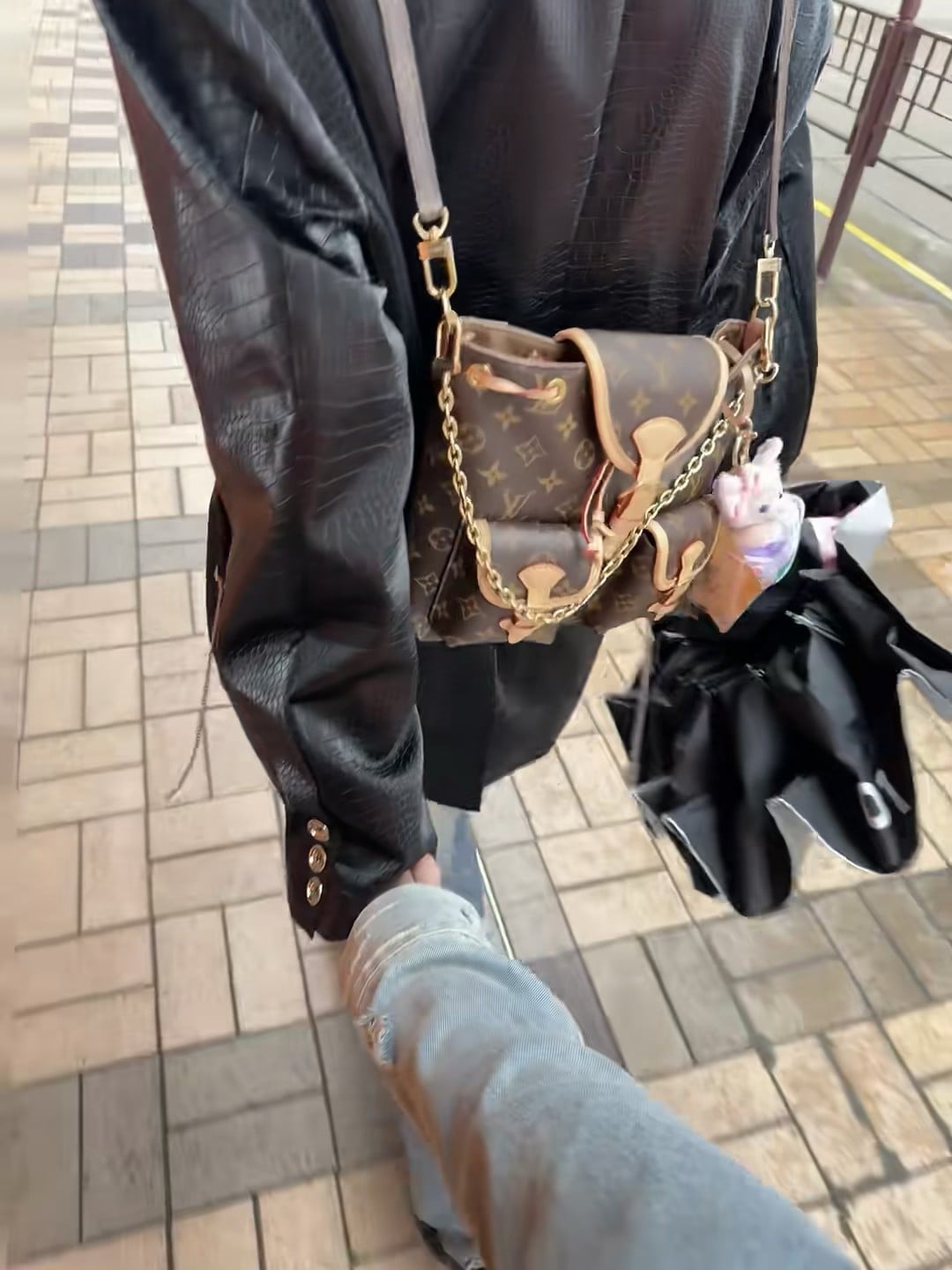 雨天街头抓拍｜LV老花小包配皮衣也太绝了