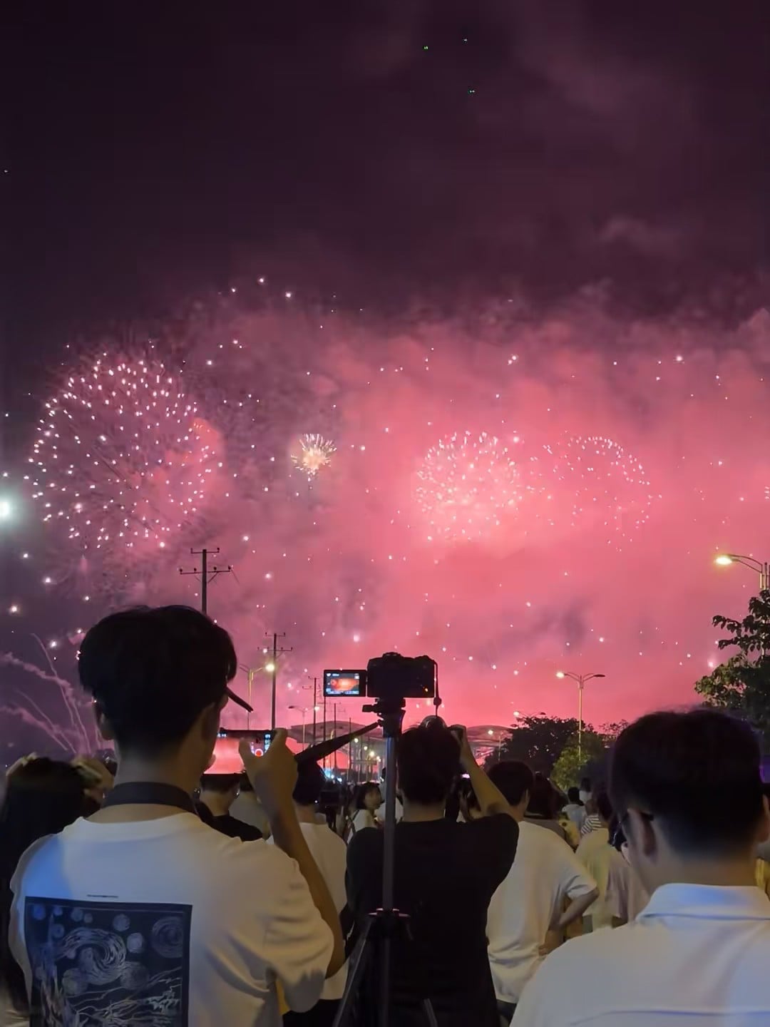今晚的烟火把整条街染成粉红了✨