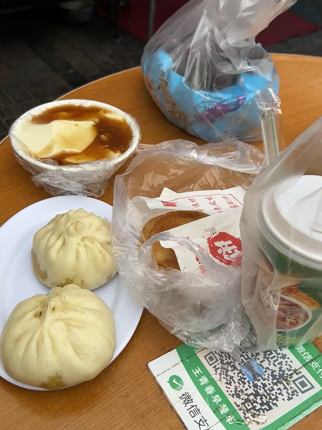 早八人今日战利品：包子+豆腐脑+咖啡，社区小馆子的烟火气救我命