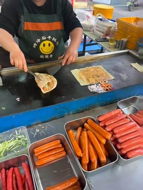 街角铁板摊的烟火气，今天在老城区被这口热腾腾的卷饼治愈了