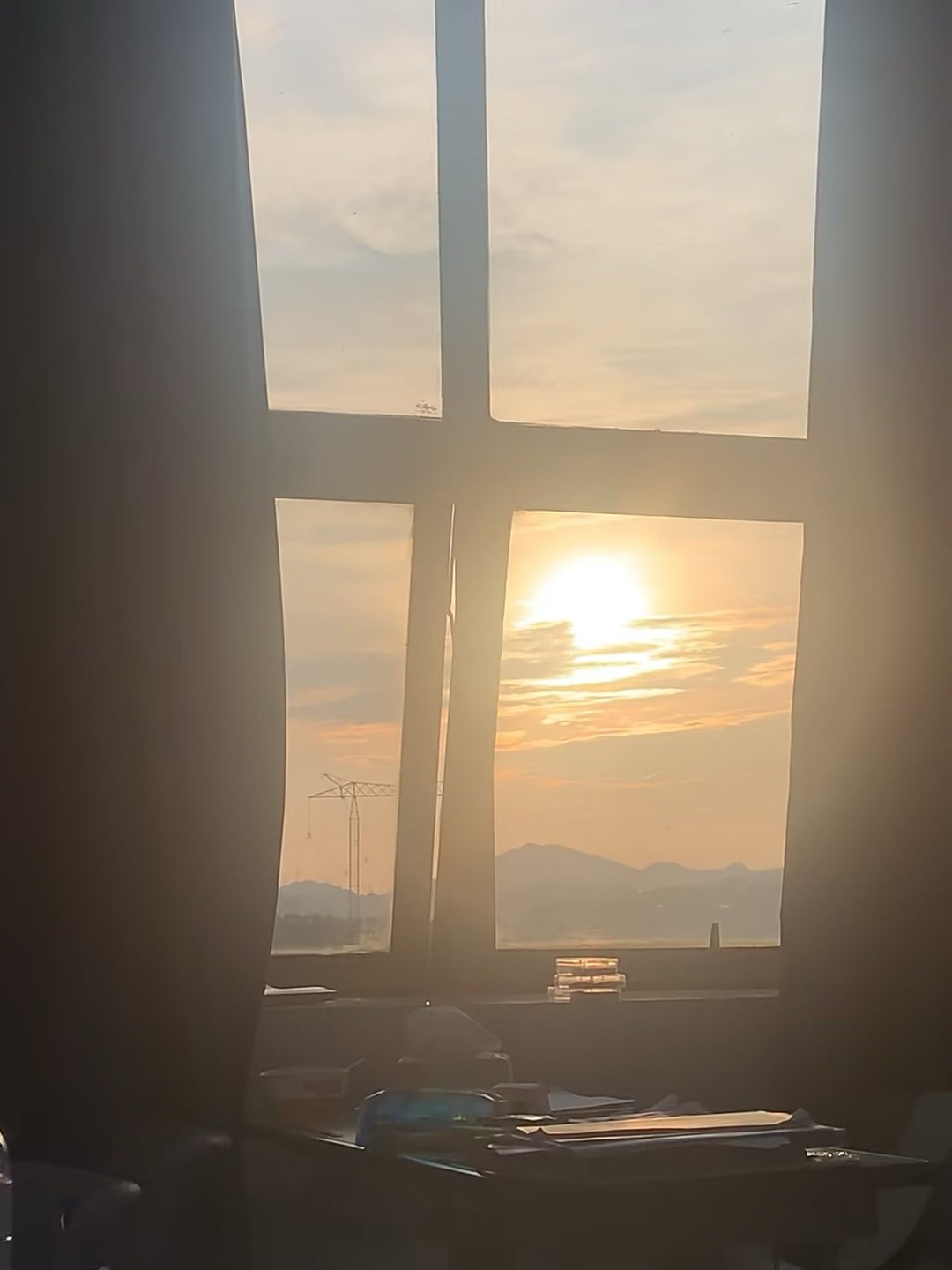 窗框里的日落，像被裁剪的温柔