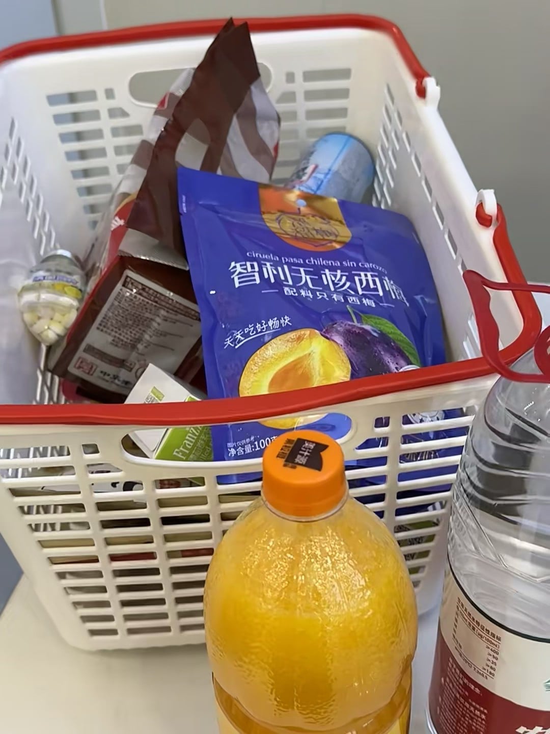 超市小篮子的日常：西梅干+橙汁+矿泉水，今天在社区便利店随手囤货