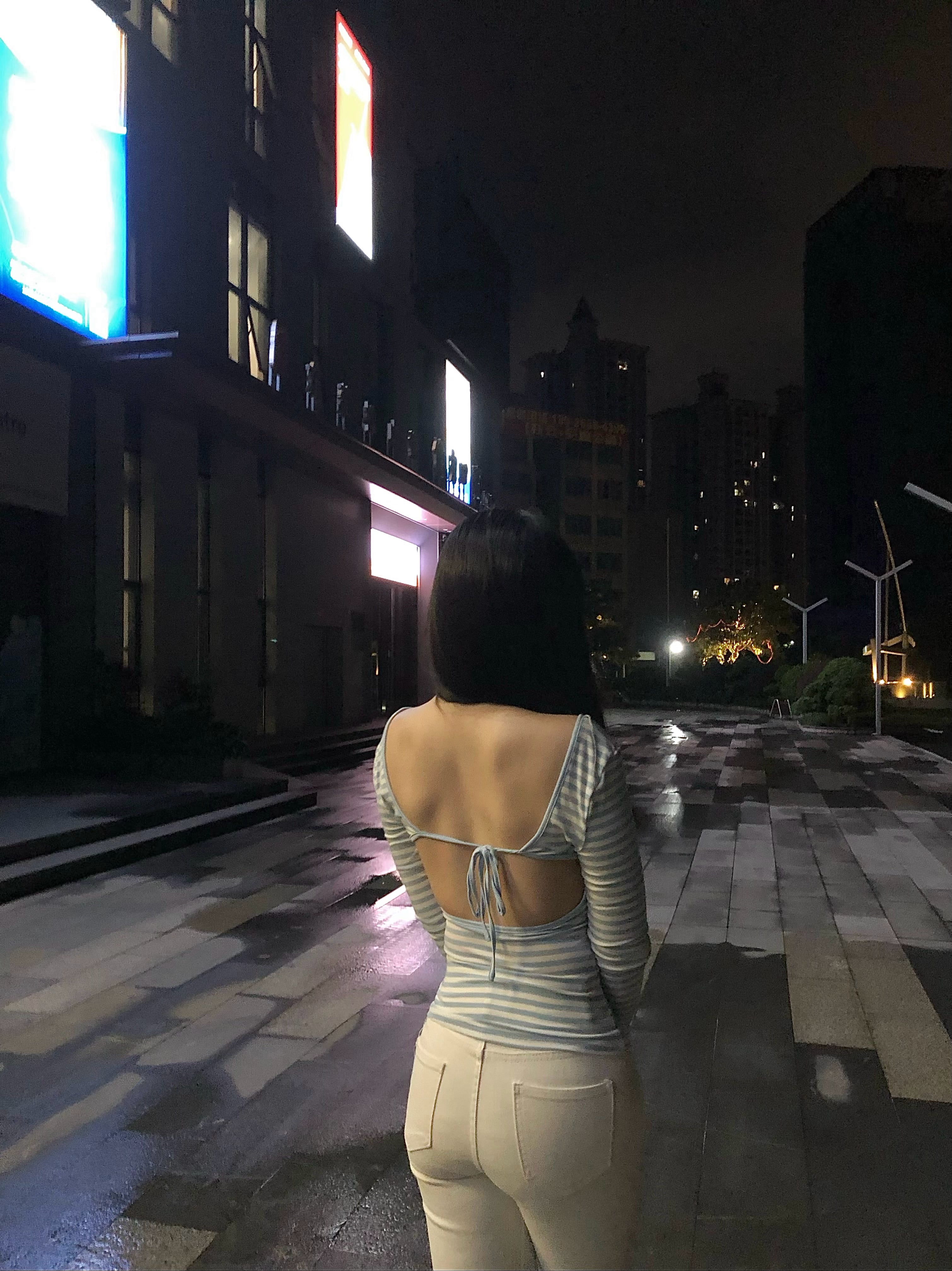 夜巡街头｜这件露背条纹上衣配白裤，是今晚最敢穿的自己