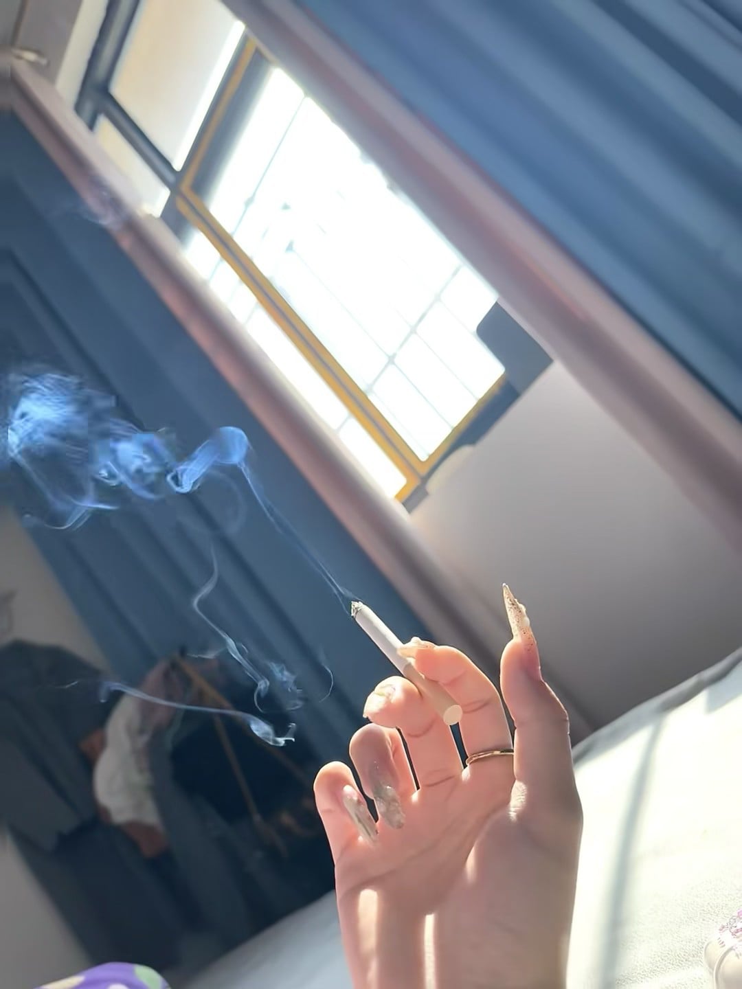 下午三点的烟，和窗边晃动的光，像在偷懒的电影片段
