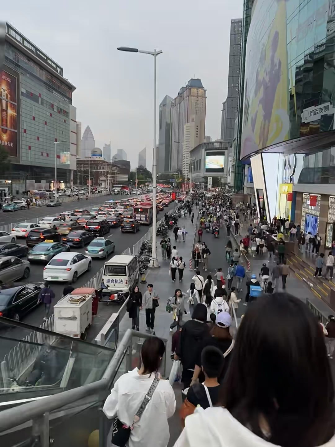下班高峰期的街头，人潮像被按了快进键 🏙️