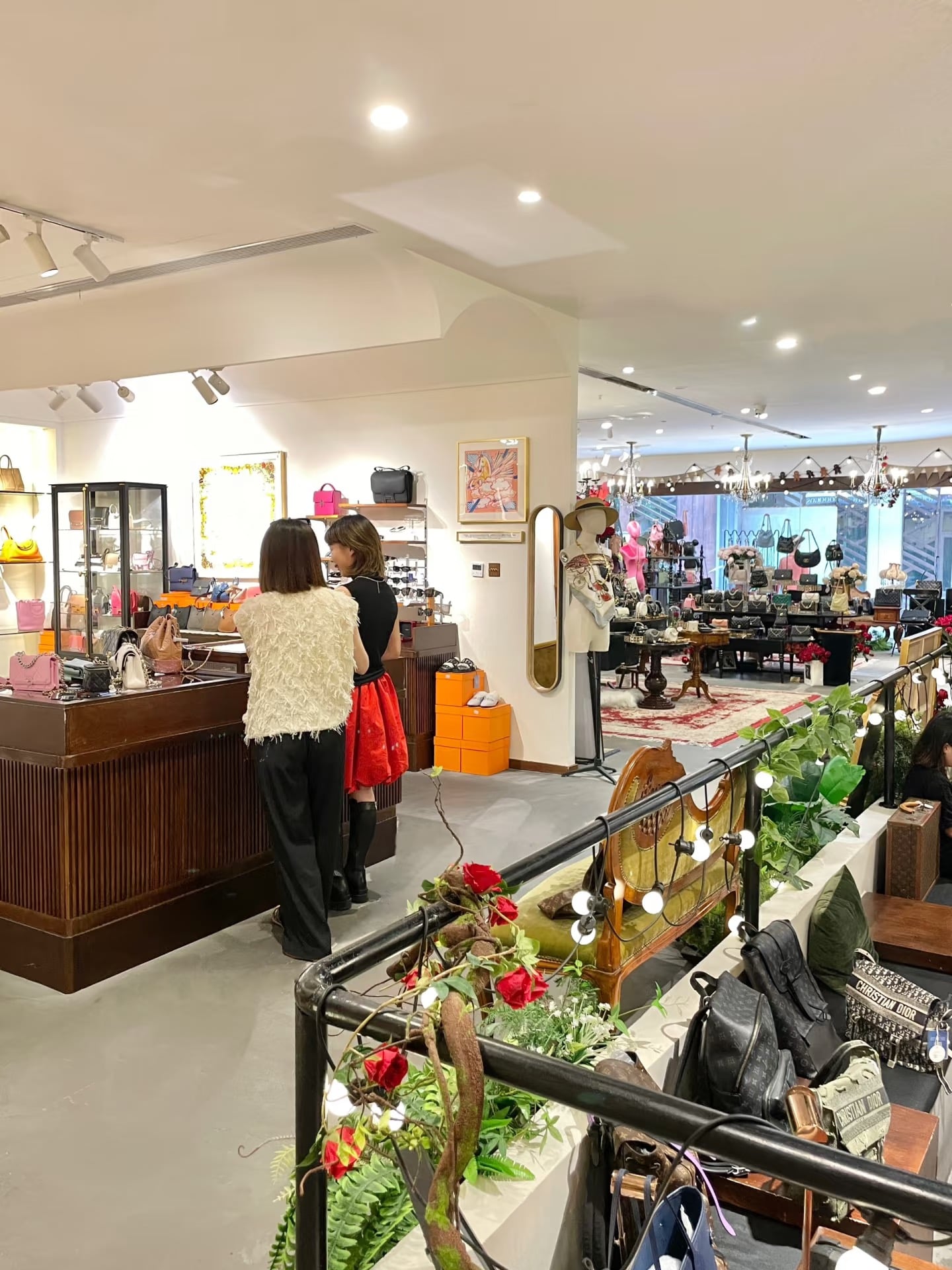 路过这家二手包店，货架上全是梦中情包…但价格让我清醒了