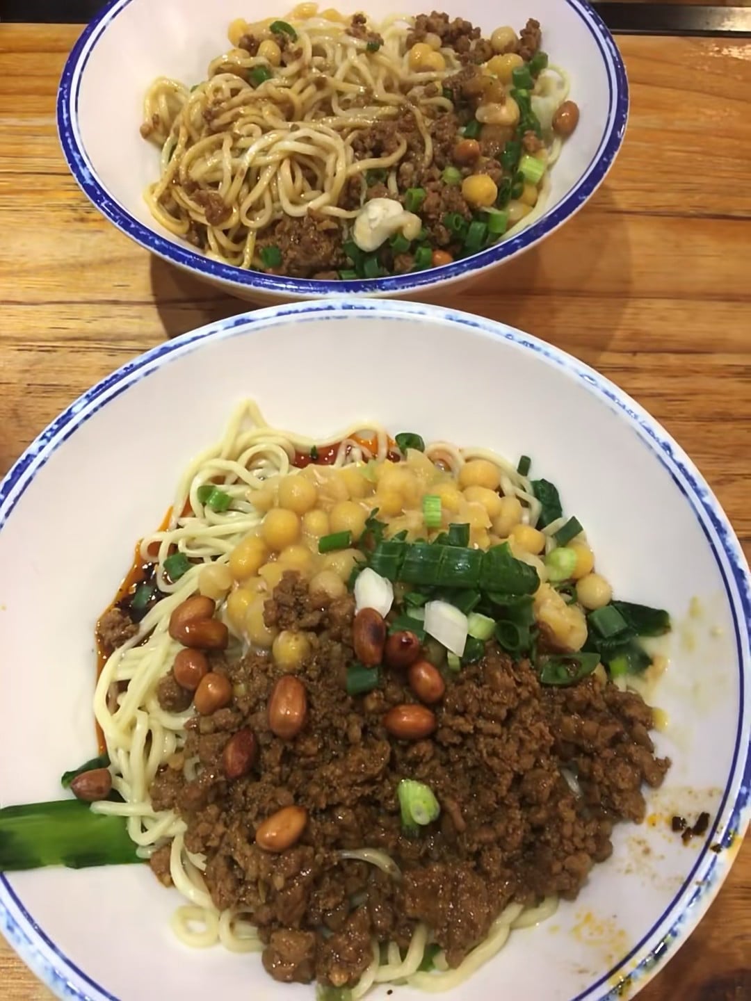 今天在街角小馆子挖到宝，两碗拌面配花生+葱花，香到想把汤底都喝光