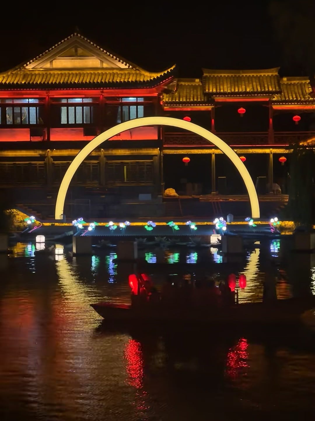夜游小河湾，拱门灯海+荷叶灯，像闯进动画片里了