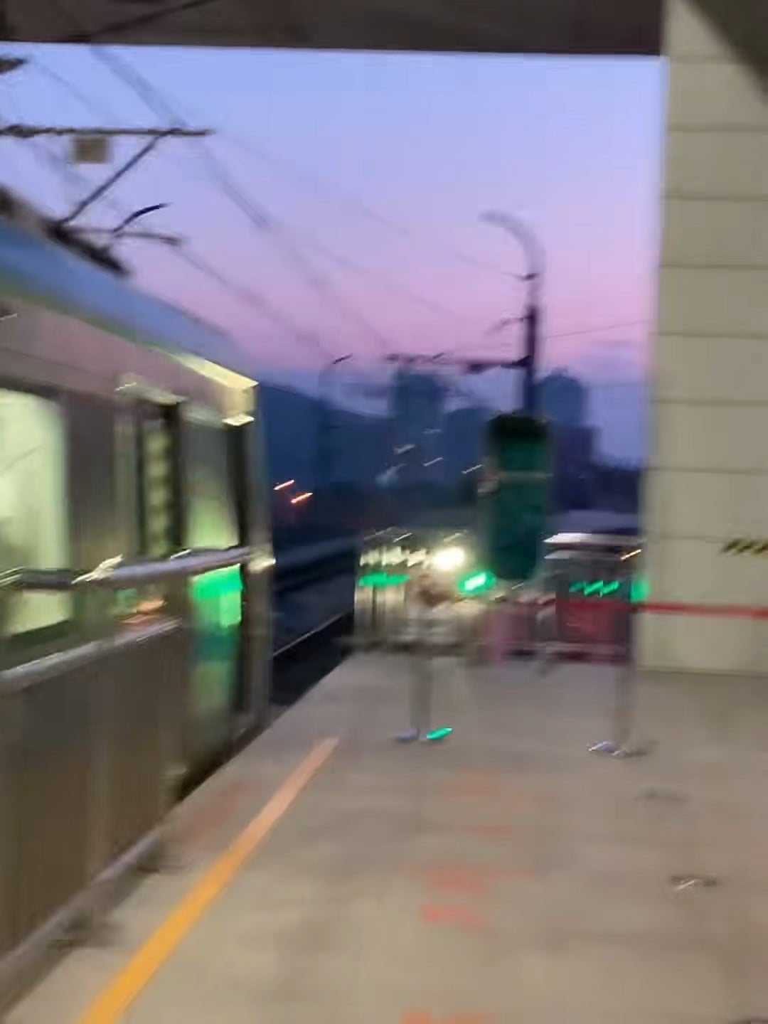 傍晚通勤的光晕｜电车呼啸而过，站台绿灯亮起时刚好拍到自己模糊的影子
