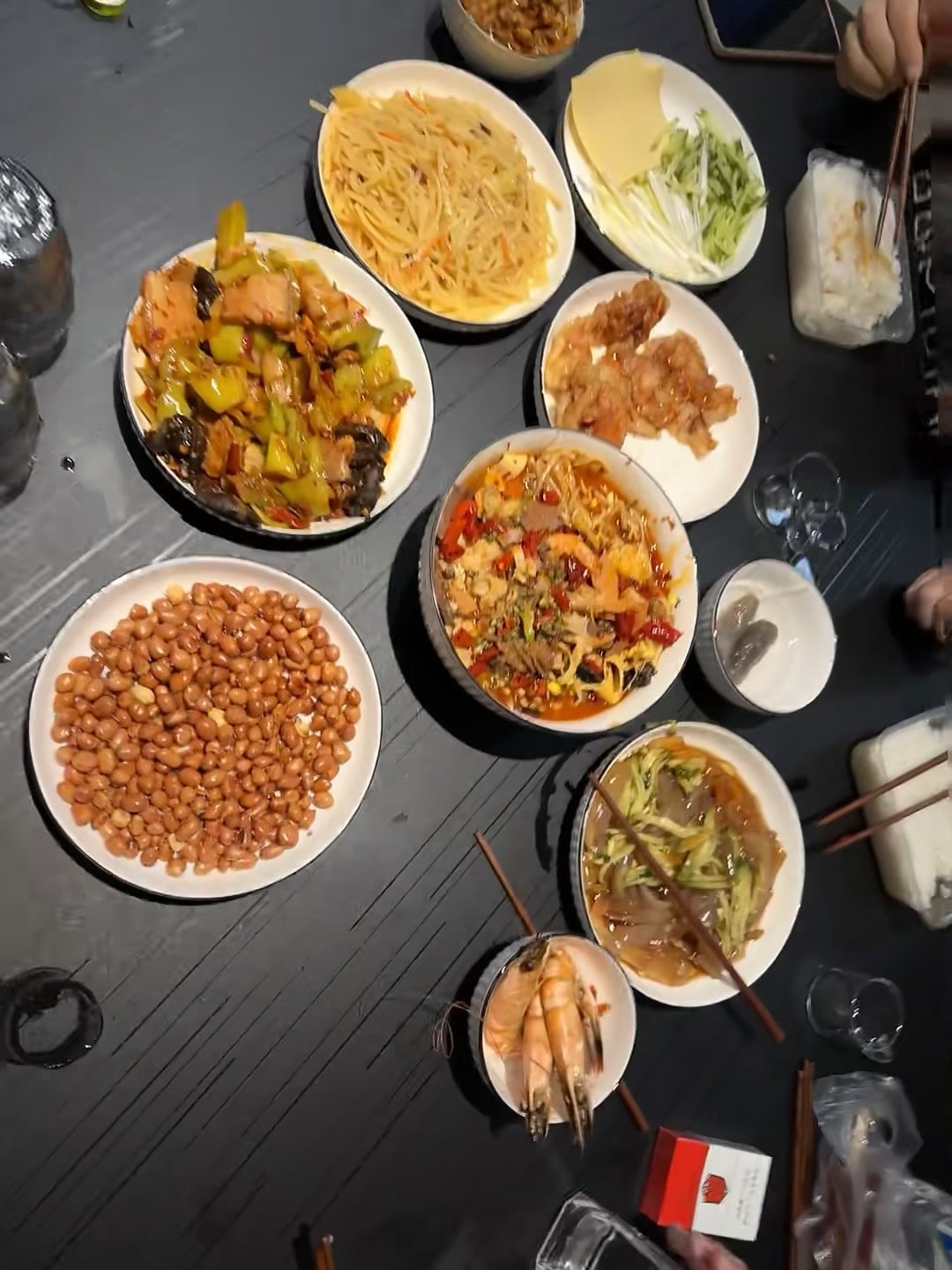 今晚的家宴：8种菜+2碗饭，老外朋友说这像‘中国式团建’
