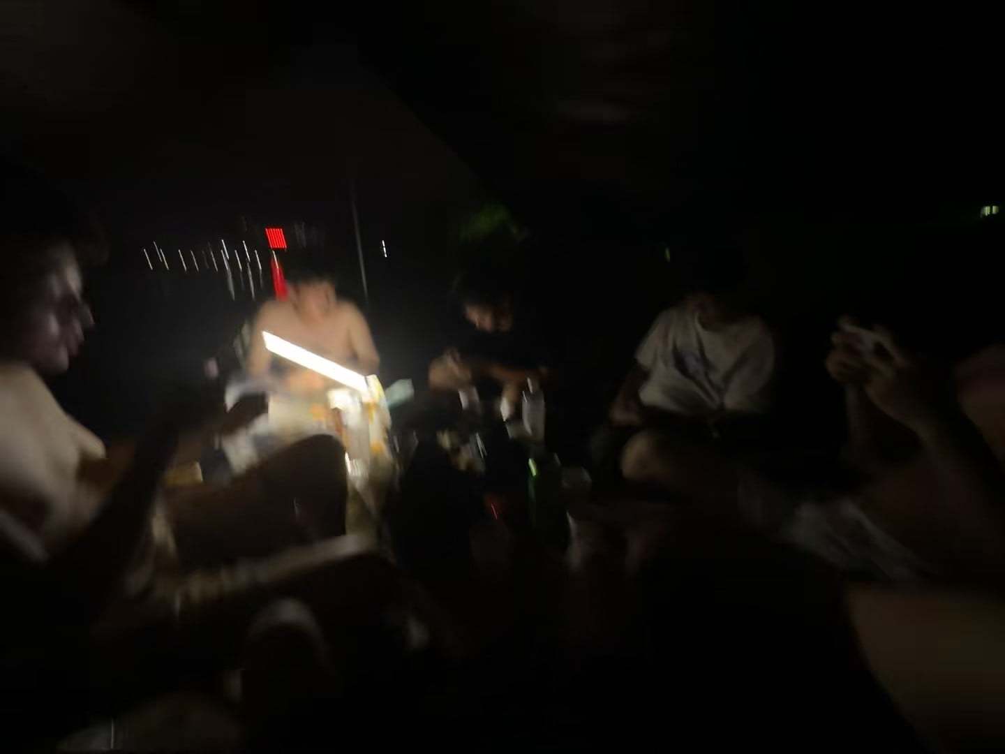 深夜围炉，光是唯一主角｜朋友说这叫‘社交碳水’