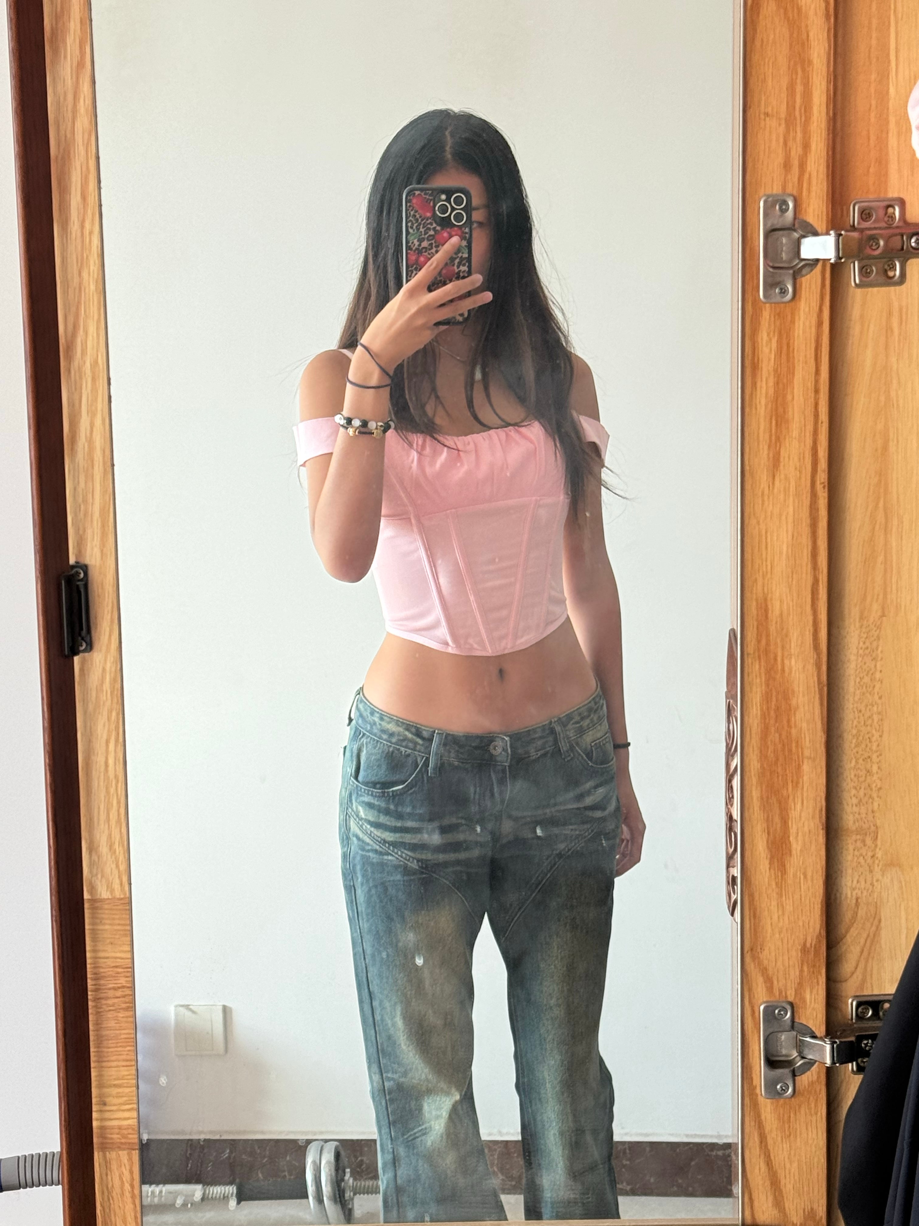 粉上这条收腰小上衣，今天在街角咖啡店偷喝同事的拿铁
