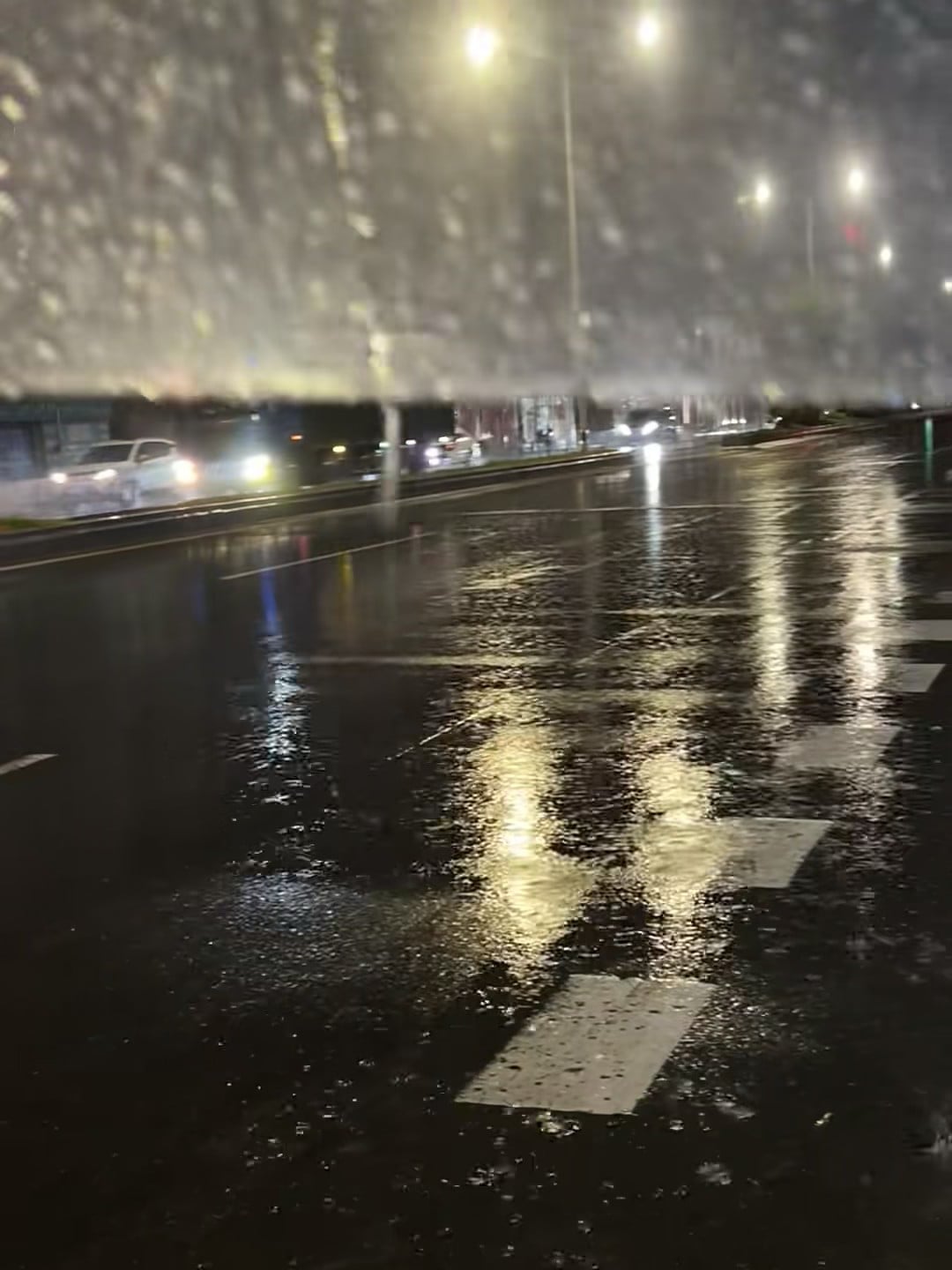 雨夜通勤，路灯在水洼里碎成一片光斑✨