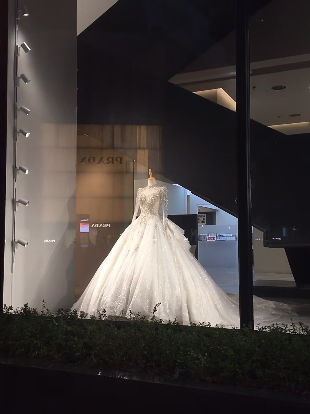 橱窗里的星光婚纱，像在说‘今天你值得被闪耀’